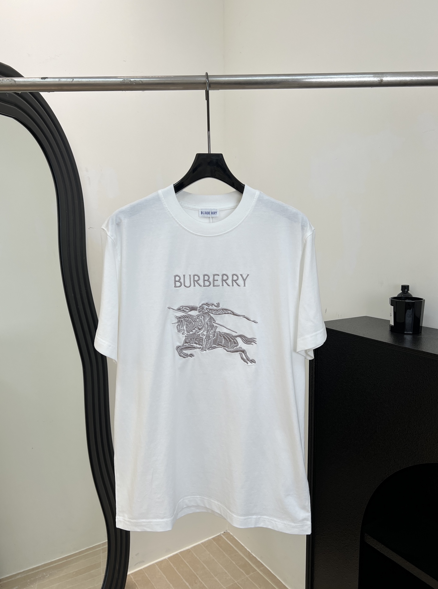 NO:666090,Burberr* early spring new style short-sleeved T-shirt with war horse embroidery, super recognizable equestrian knight logo on the chest, gray yarn embroidery, medium-thick pure cotton fabric, slim fit, same style for men and women, size S M L XLXXL,, burberry, T-shirt, tees, t-shirt,  19860909Burberr* 早春新款 战马刺绣短袖T恤、胸前马术骑士徽标超有辨识度、灰色纱线刺绣、中厚纯棉面料、修身版型、男女同款 码数S M L XLXXL,,burberry,T-shirt,tees，t-shirt, ,Women's clothing