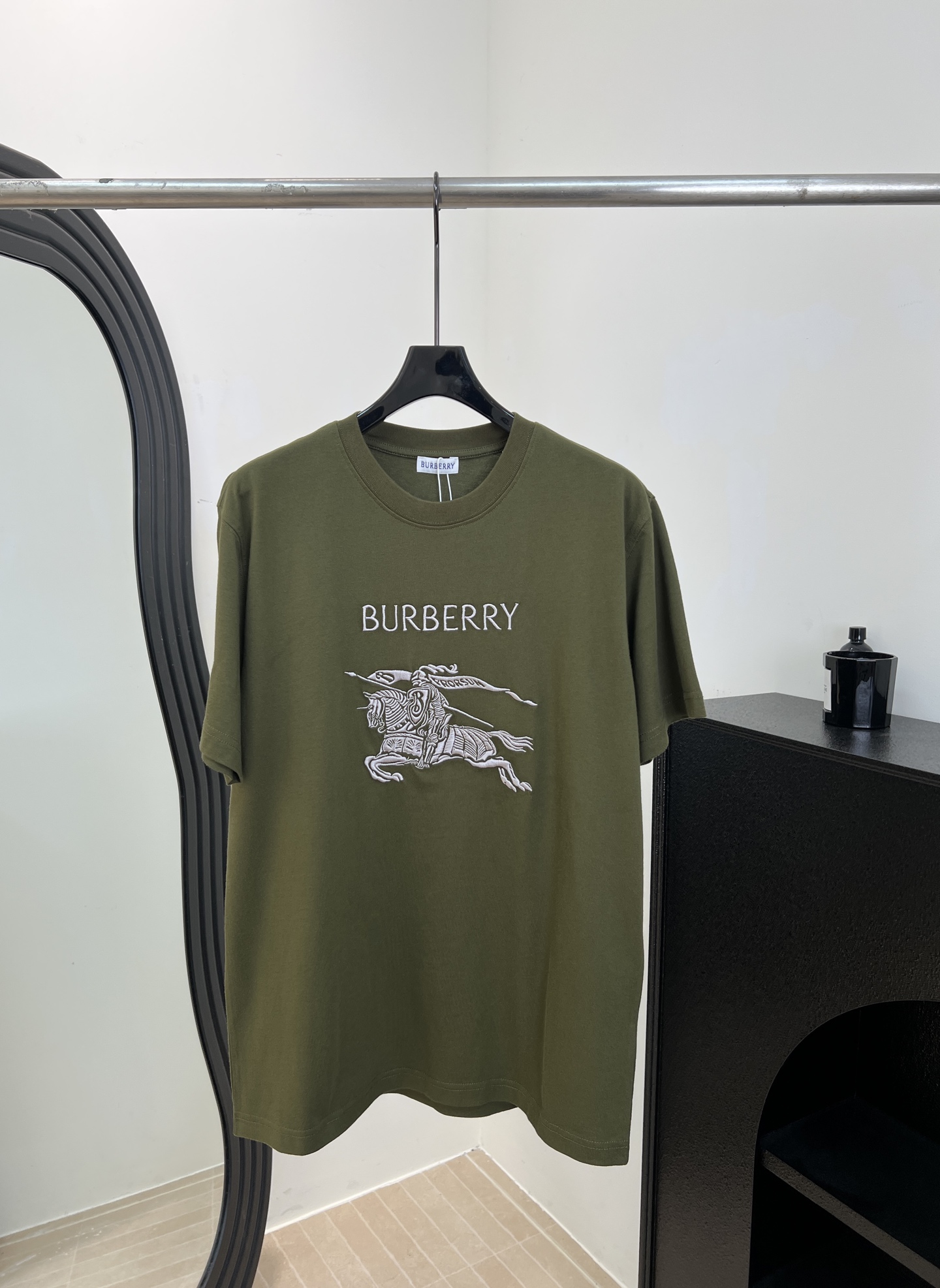 NO:694651,Burberr* early spring new style short-sleeved T-shirt with horse embroidery, super recognizable equestrian knight logo on the chest, gray yarn embroidery, medium-thick pure cotton fabric, slim fit, same style for men and women, size S M L XLXXL,, burberry, T-shirt, tees, t-shirt,19860909Burberr* 早春新款 战马刺绣短袖T恤、胸前马术骑士徽标超有辨识度、灰色纱线刺绣、中厚纯棉面料、修身版型、男女同款 码数S M L XLXXL,,burberry,T-shirt,tees，t-shirt,,Women's clothing