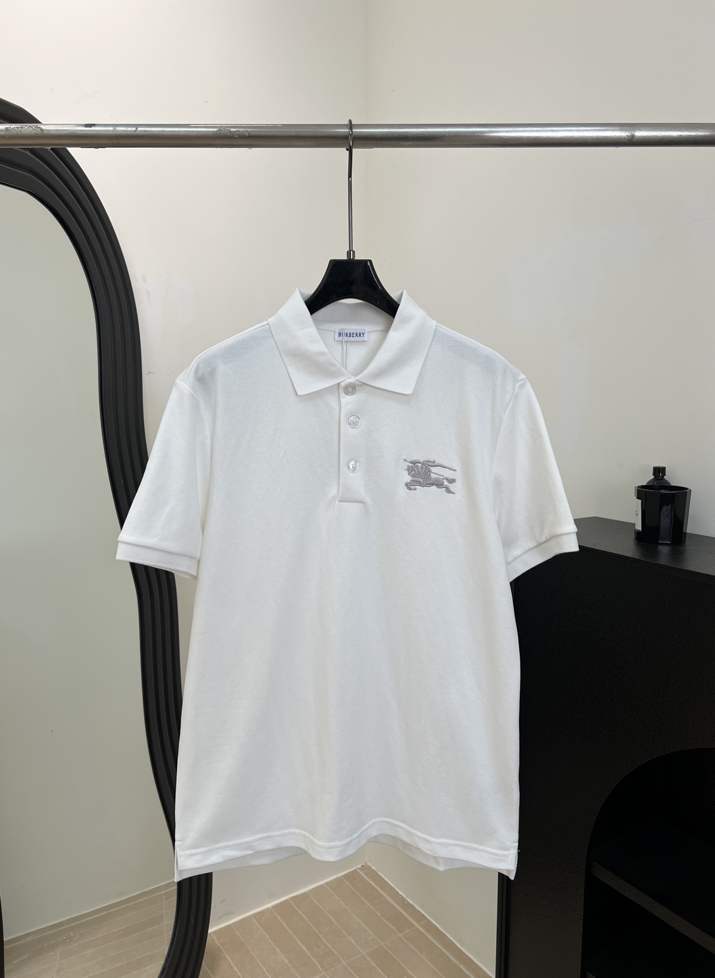 NO:666092,Men's Burberr* early spring new knight logo polo shirt, made of light and breathable pique mesh cotton, metallic knight logo embroidery on the chest, casual fit, size S M L XLXXL,, burberry,  19860909男款Burberr* 早春新款 骑士徽标Polo衫、采用轻盈透气的珠地网眼棉、胸前金属感骑士徽标刺绣、休闲版型 码数S M L XLXXL,,burberry, ,Women's clothing