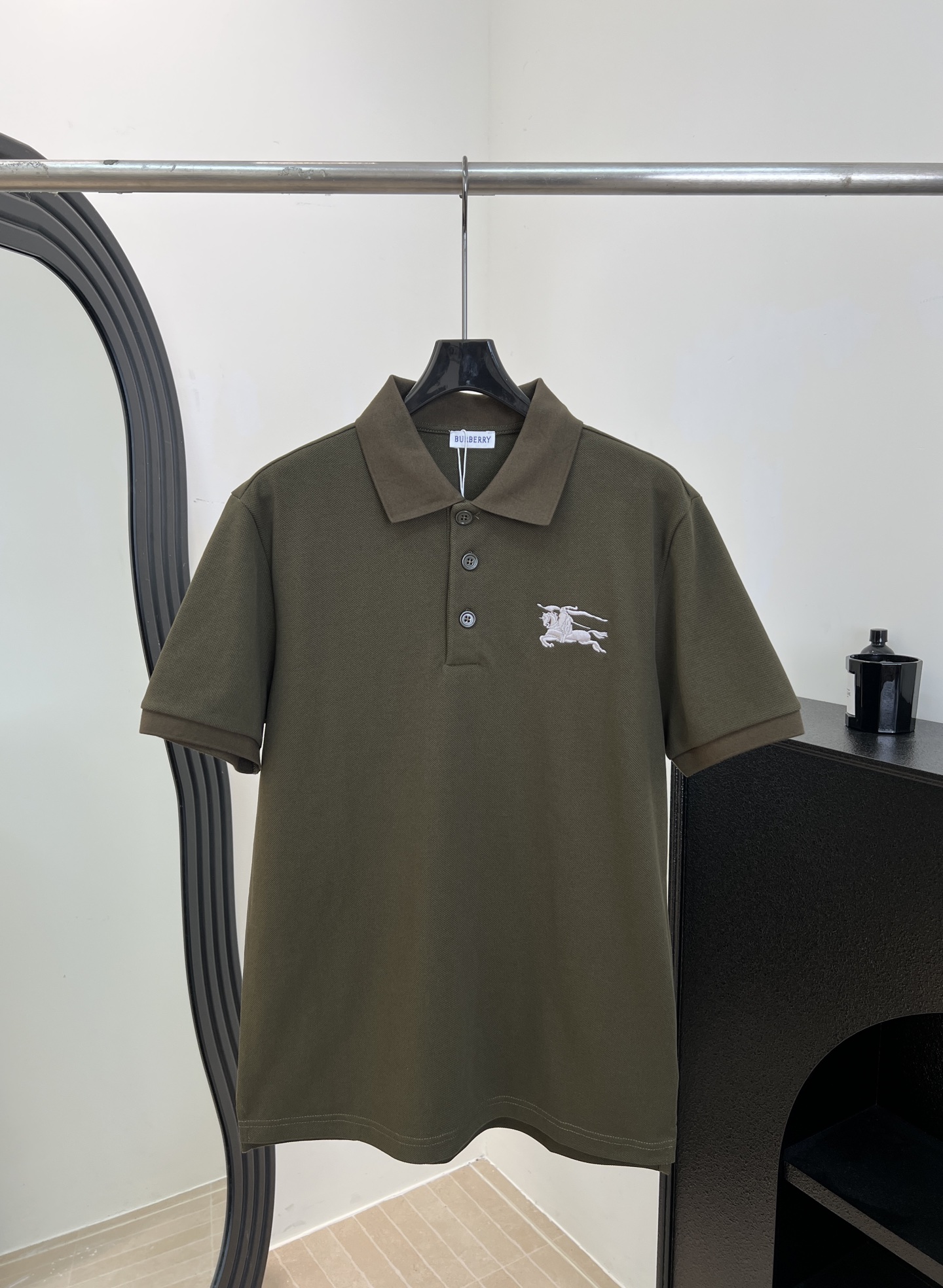 NO:694645,Men's Burberr* new early spring knight logo polo shirt, made of light and breathable pique mesh cotton, metallic knight logo embroidery on the chest, casual fit, size S M L XLXXL,, burberry,19860909男款Burberr* 早春新款 骑士徽标Polo衫、采用轻盈透气的珠地网眼棉、胸前金属感骑士徽标刺绣、休闲版型 码数S M L XLXXL,,burberry,,Women's clothing