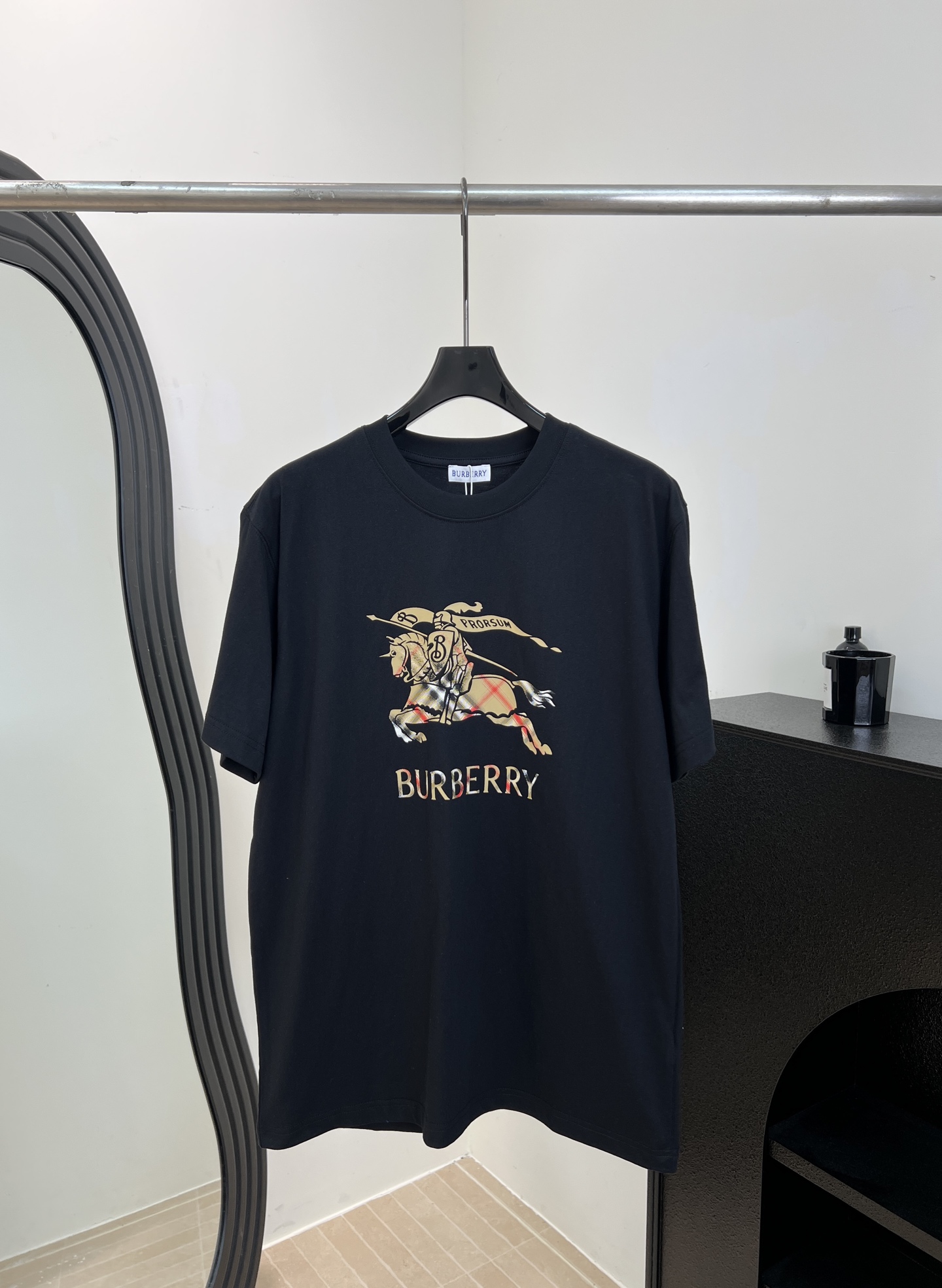 NO:694615,Burberr* early spring new style war horse embroidered short-sleeved T-shirt, made of light plain woven cotton, comfortable and breathable to wear, war horse embroidery + plaid elements on the front, rib knitted neckline, casual fit, same size for men and women, size S M L XLXXL,, burberry, T-shirt, tees, t-shirt,19860909Burberr* 早春新款 战马刺绣短袖T恤、采用轻盈平织棉、穿着舒适透气、正面战马刺绣+格纹元素、罗纹针织领口、休闲版型、男女同款 码数S M L XLXXL,,burberry,T-shirt,tees，t-shirt,,Women's clothing