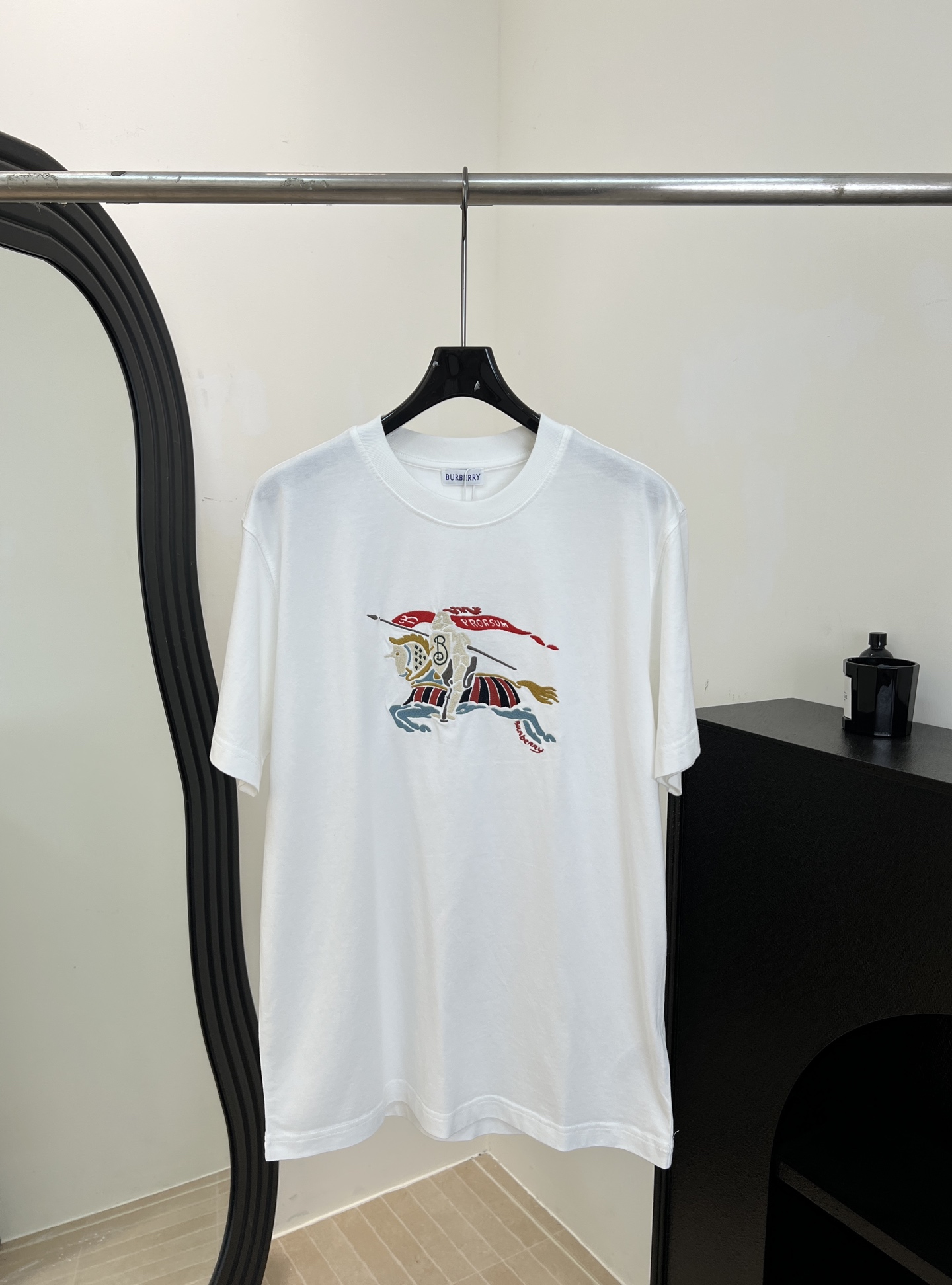 NO:666087,Burberr* Early spring new color T-shirt with war horse embroidery, pure cotton material, ultra-detailed knight war horse embroidery on the front, full color, casual fit, same style for men and women, size S M L XLXXL,, burberry, tees, t-shirt,  19860909Burberr* 早春新款 彩色战马刺绣T恤、纯棉材质面料、正面骑士战马刺绣超细节精致、色彩饱满、休闲版型、男女同款 码数S M L XLXXL,,burberry,tees，t-shirt, ,Women's clothing