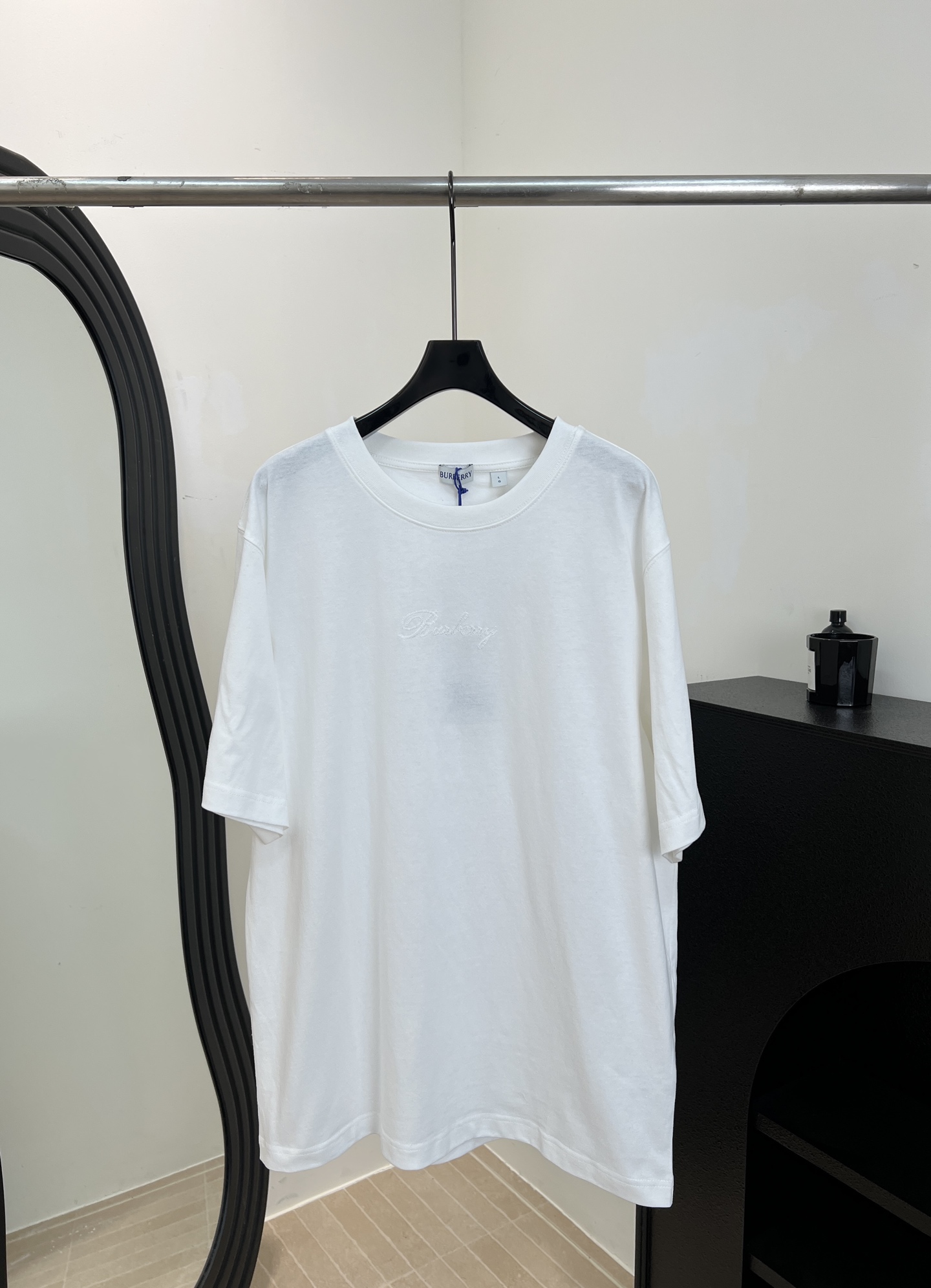 NO:666085,Burberr* early spring new style embroidered short-sleeved T-shirt, pure cotton material, cursive logo on the back + classic plaid embroidery, ribbed collar, loose fit, size S M L XL,, burberry, T-shirt, tees, t-shirt,  19860909Burberr* 早春新款 刺绣短袖T恤、纯棉材质面料、背面草字Logo+经典格纹刺绣、罗纹领口、宽松版型 码数S M L XL,,burberry,T-shirt,tees，t-shirt, ,Women's clothing