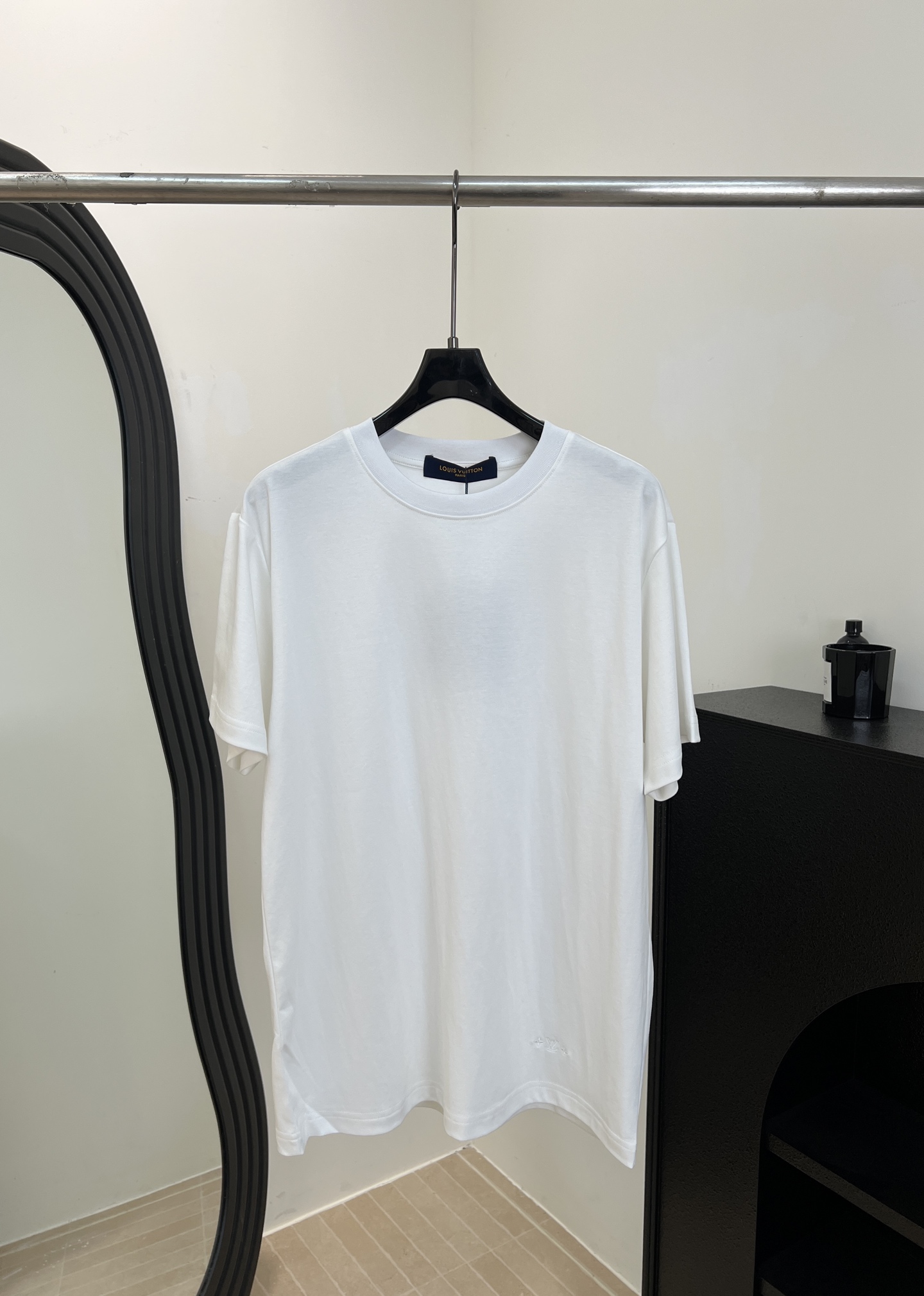 NO:694627,LouisVuitto* Louis early spring new classic solid color round neck T-shirt, made of customized cotton fabric, soft and breathable, simple design + letter embroidery pattern in the lower left corner, casual fit, size S M L XLXXL,, louis vuitton, louis vuitton, tees, t-shirt,19860909LouisVuitto* 路易 早春新款 经典纯色圆领T恤、采用定制棉质面料、柔软透气、简约设计+左下角字母刺绣图案、休闲版型 码数S M L XLXXL,,louis vuitton,louis vuitton,tees，t-shirt,,Women's clothing