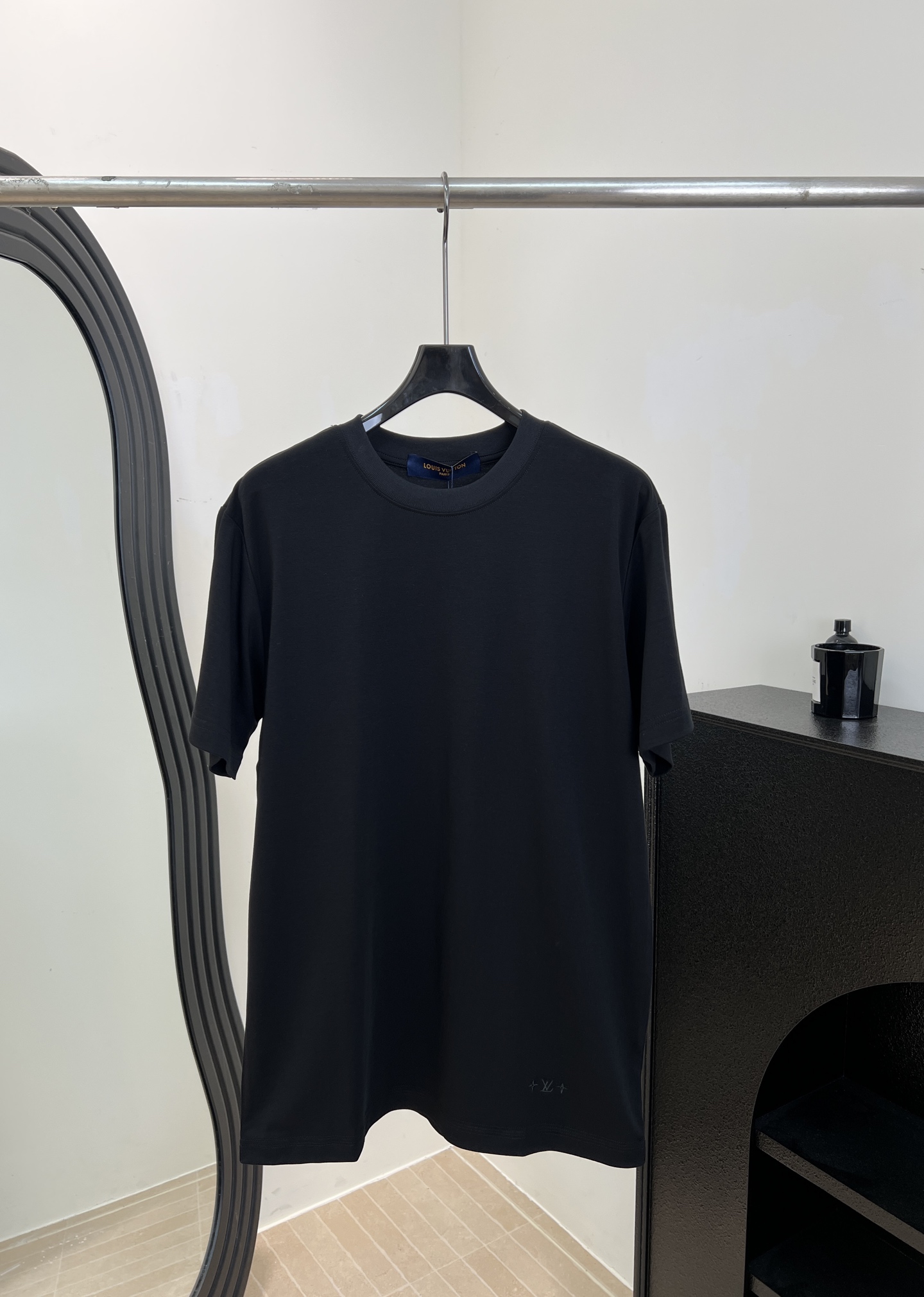 NO:666082,LouisVuitto* Louis early spring new classic solid color round neck T-shirt, made of customized cotton fabric, soft and breathable, simple design + letter embroidery pattern in the lower left corner, casual fit size S M L XLXXL,,louis vuitton,louis vuitton,tees,t-shirt, 19860909LouisVuitto* 路易 早春新款 经典纯色圆领T恤、采用定制棉质面料、柔软透气、简约设计+左下角字母刺绣图案、休闲版型 码数S M L XLXXL,,louis vuitton,louis vuitton,tees，t-shirt, ,Women's clothing