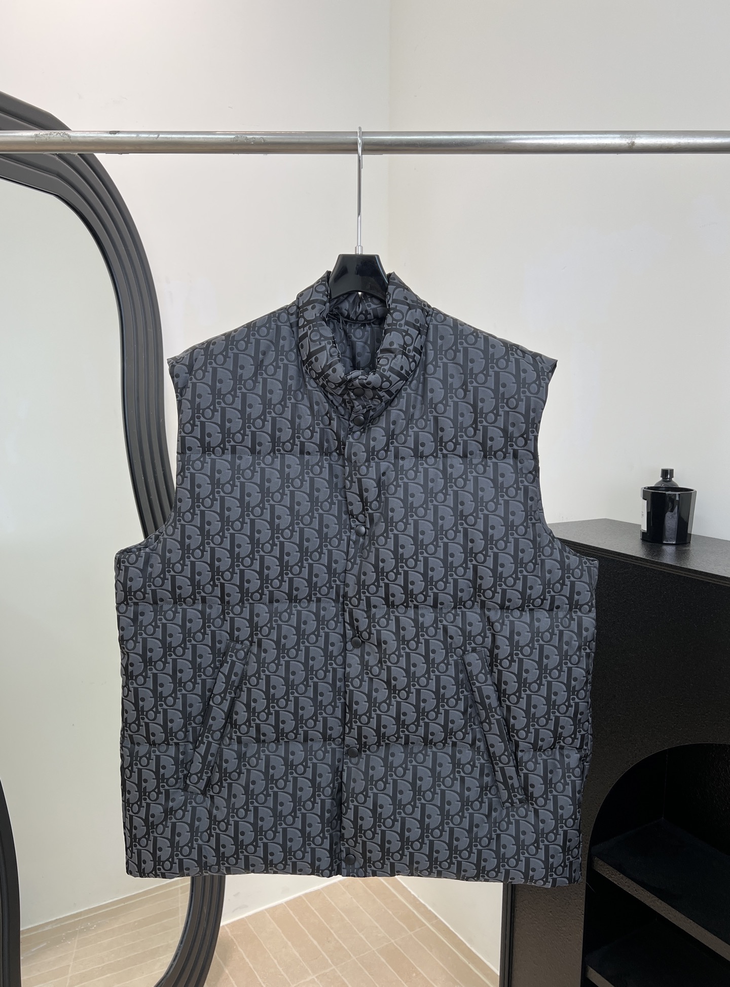 NO:666081,Comes with dust bag Dio* New style for autumn and winter, nylon down vest with stand-up collar design, customized three-dimensional jacquard effect fabric, rubber logo patch on the back collar, snap button closure placket and drawstring details at the hem, casual fit, same size for men and women, size S M L XL,, dior, down jacket,  19860909配防尘袋Dio* 秋冬新款 立领设计尼龙羽绒马甲、定制立体提花效果面料、后领胶质logo标识补丁、按扣纽扣开合门襟下摆抽绳细节、休闲版型 男女同款 码数S M L XL,,dior,down jacket, ,Women's clothing