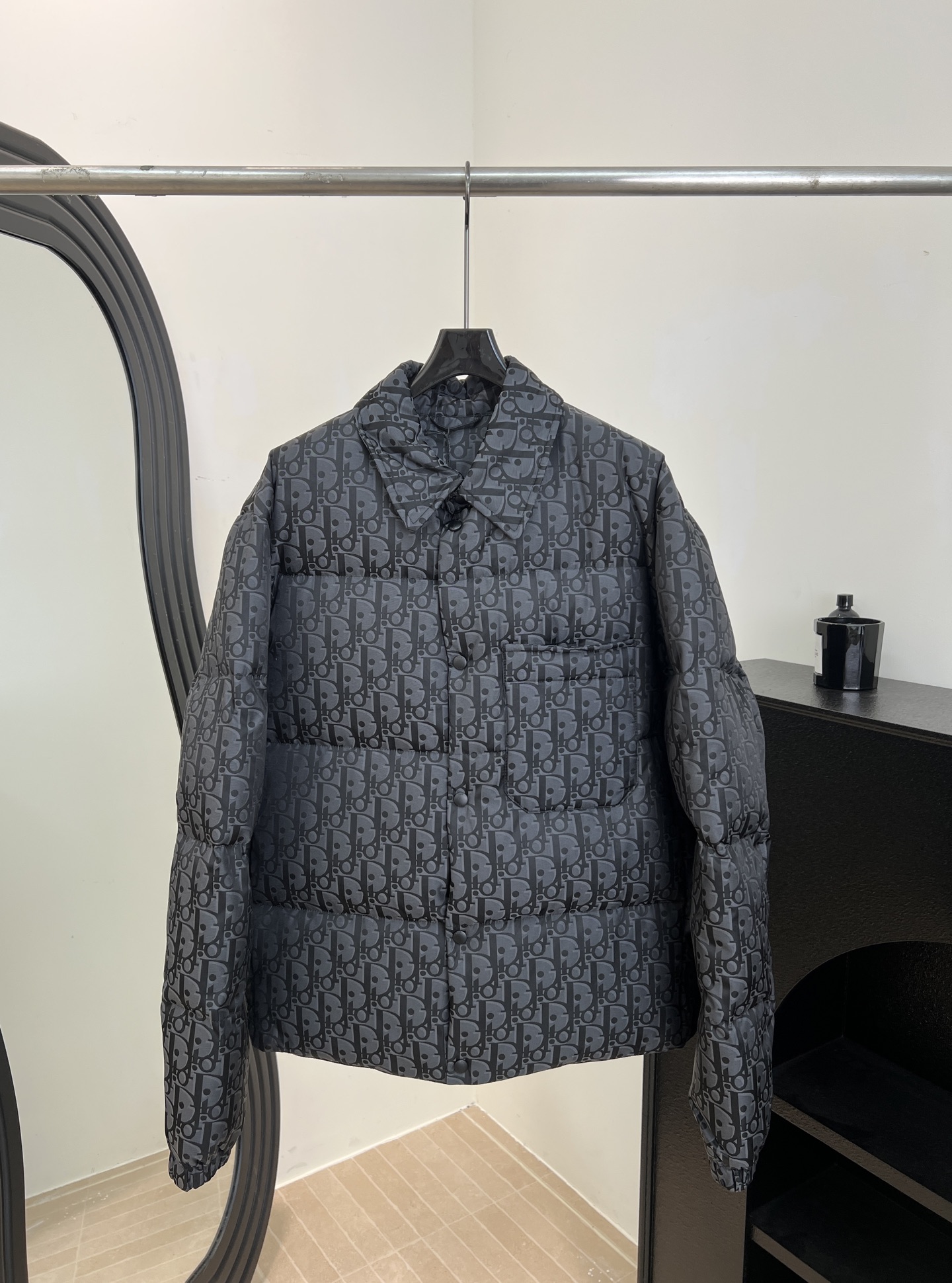 NO:666078,Comes with dust bag Dio* New style for autumn and winter. Nylon down vest with lapel design, customized three-dimensional jacquard effect fabric, rubber logo patch on the back collar, snap button closure placket and drawstring details at the hem, casual fit, same size for men and women, size S M L XL,, dior, down jacket,  19860909配防尘袋Dio* 秋冬新款 翻领设计尼龙羽绒马甲、定制立体提花效果面料、后领胶质logo标识补丁、按扣纽扣开合门襟下摆抽绳细节、休闲版型 男女同款 码数S M L XL,,dior,down jacket, ,Women's clothing