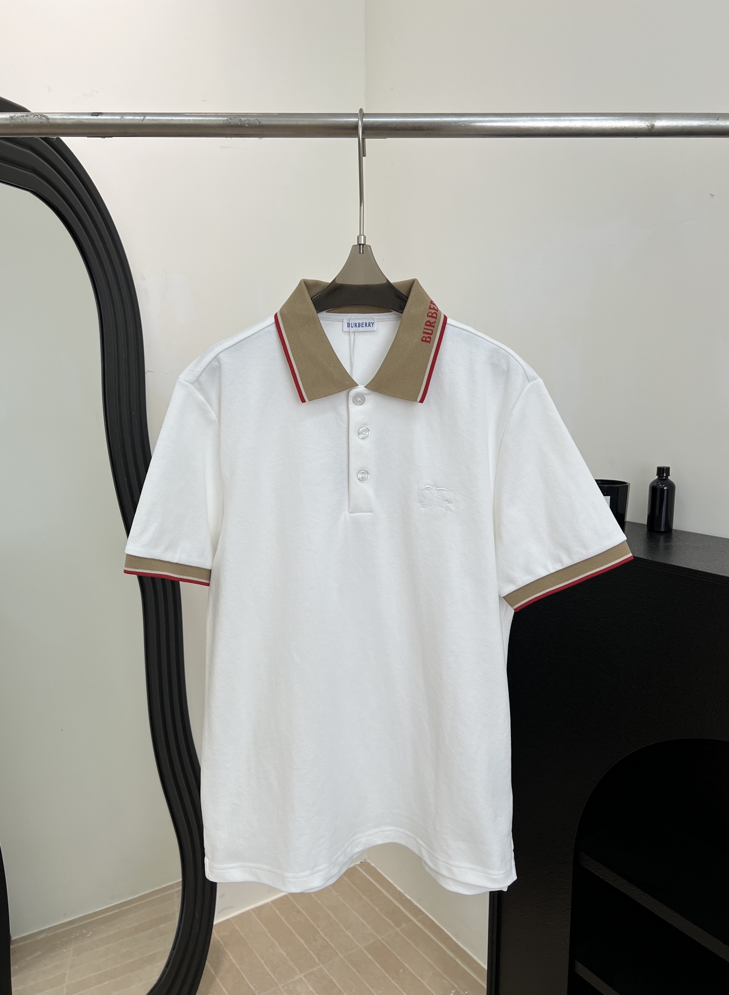NO:667444,Men's Burberry early spring new style, contrasting color polo shirt with lapel, white cotton fabric, classic knight embroidered logo on the chest, khaki lapel + cuffs, red thin edge embellishment, casual fit, size S M L XLXXL,, burberry,  19860909男款Burberry早春新款 翻领撞色Polo衫、白色纯棉面料、胸前有经典骑士刺绣logo、卡其色翻领+袖口,、红色细边点缀、休闲版型 码数S M L XLXXL,,burberry, ,Women's clothing