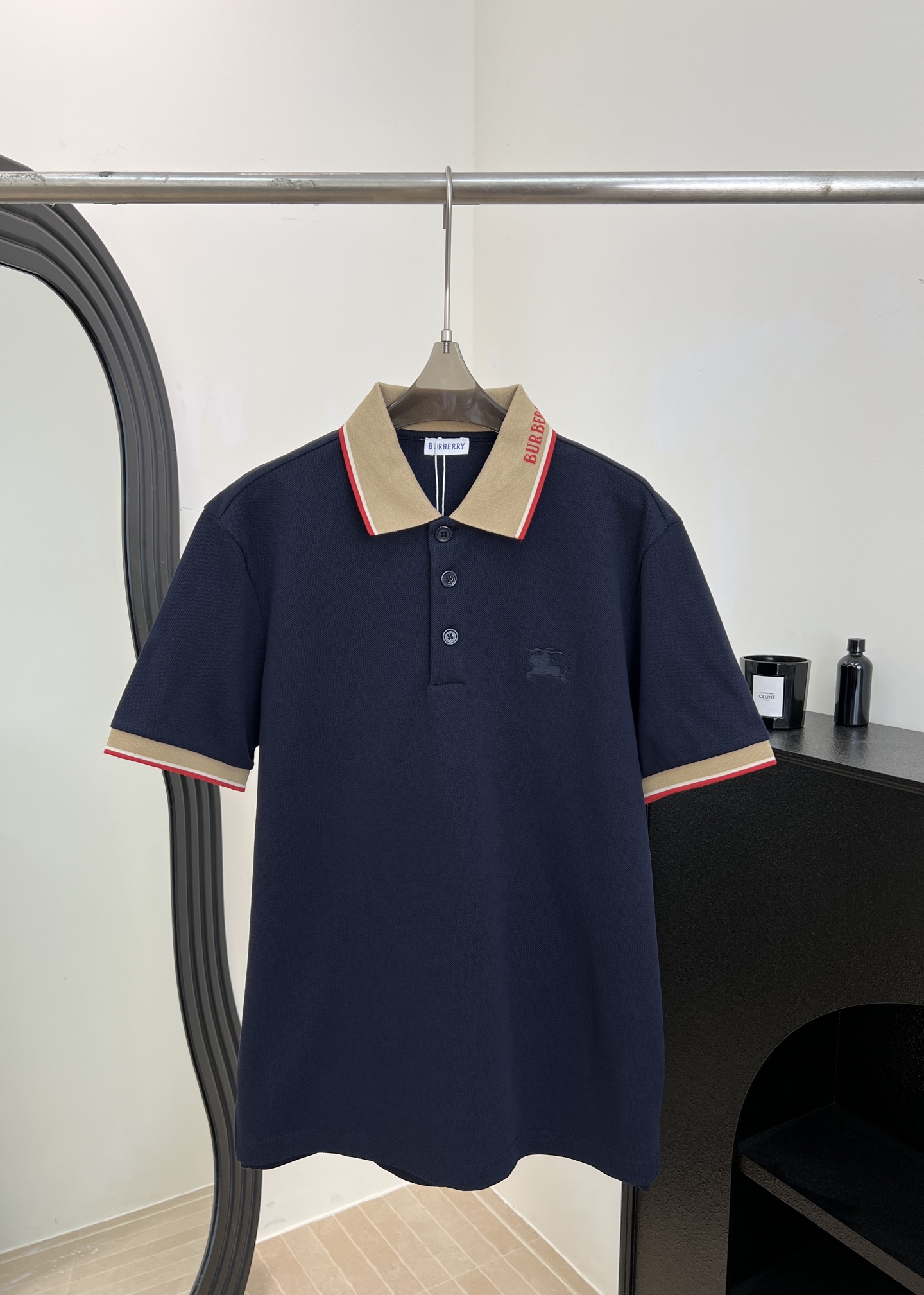 NO:667442,Men's Burberry early spring new style, contrasting color polo shirt with lapel, white cotton fabric, classic knight embroidered logo on the chest, khaki lapel + cuffs, red thin edges, casual fit, size S M L XLXXL,, burberry,  19860909男款Burberry 早春新款 翻领撞色Polo衫、白色纯棉面料、胸前有经典骑士刺绣logo、卡其色翻领+袖口,、红色细边点缀、休闲版型 码数S M L XLXXL,,burberry, ,Women's clothing