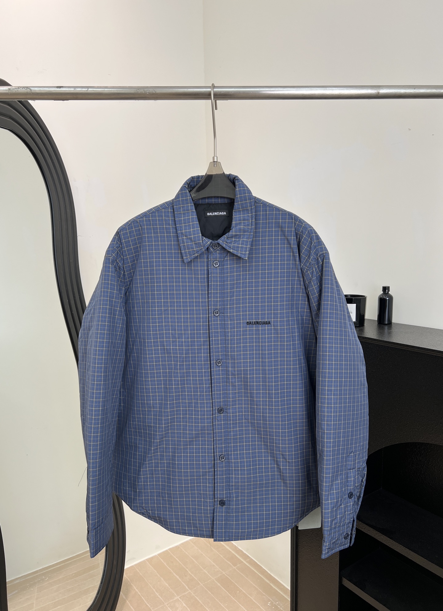 NO:667451,BALENCIAG*A Paris autumn and winter new blue plaid cotton shirt, cotton fabric is soft and comfortable, loose OS fit, plaid details are very design, loose fit, size S M L XL,,balenciaga,shirts, 19860909BALENCIAG*A 巴黎 秋冬新款 蓝色格纹棉服衬衫,棉质面料柔软舒适、宽松OS版型、格纹细节很有设计感、宽松版型 码数S M L XL,,balenciaga,shirts, ,Women's clothing