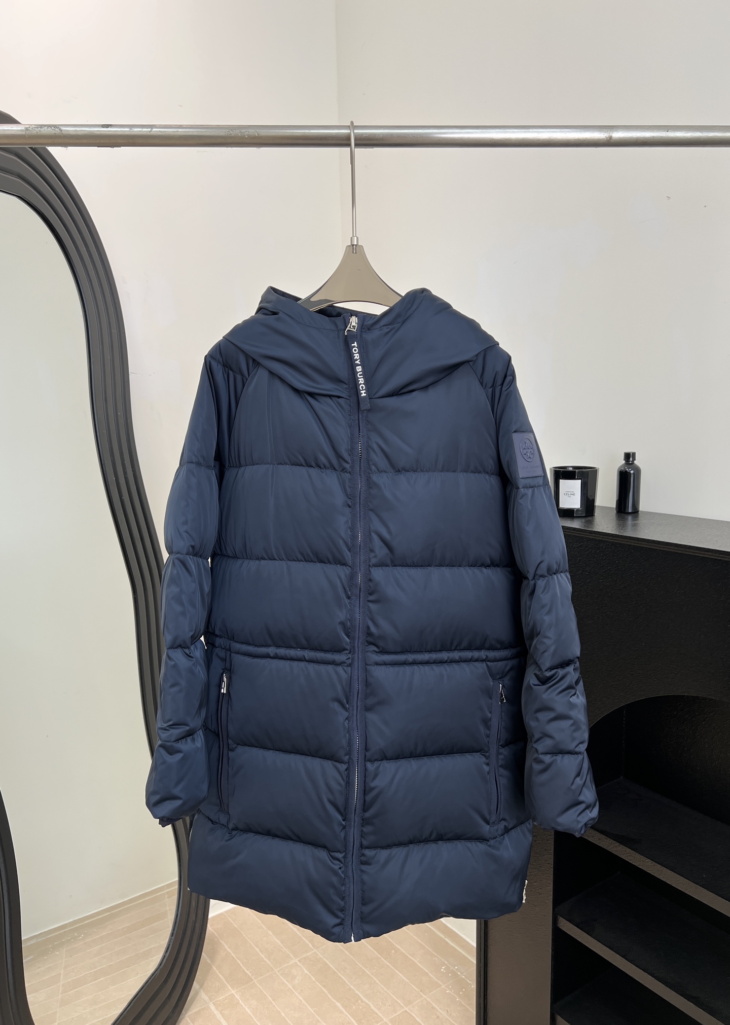 NO:667447,Comes with dust bag Tory Burch new autumn and winter mid-length hooded down jacket, 90 white duck down filling, light and warm, hooded design + metal snaps, double zipper pockets on the front, drawstring design on the waist, slim or loose at will, casual fit, size S M L,, burberry, down jacket, hats,  19860909配防尘袋Tory Burch 秋冬新款 中长款连帽羽绒服、90白鸭绒填充、轻盈又保暖、连帽设计+金属按扣、正面双拉链口袋、腰部抽绳设计,修身or宽松随心切换、休闲版型 码数S M L,,burberry,down jacket,hats, ,Women's clothing