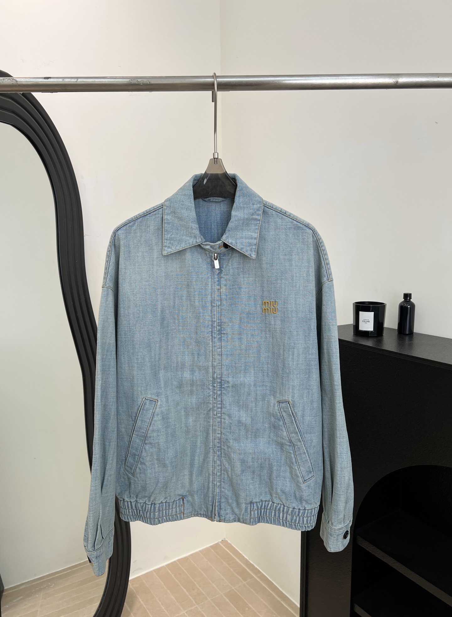 NO:667441,Miu Miu new early spring striped denim jacket, light blue washed denim + white pinstripes full of retro feel, brown embroidered logo on the chest, loose fit + waist design, size S M L,,miumiu,jackets & coats, 19860909Miu Miu 早春新款 条纹牛仔外套、浅蓝水洗丹宁+白色细条纹复古感满满、胸前棕色刺绣Logo、宽松版型+收腰设计 码数S M L,,miumiu,jackets & coats, ,Women's clothing