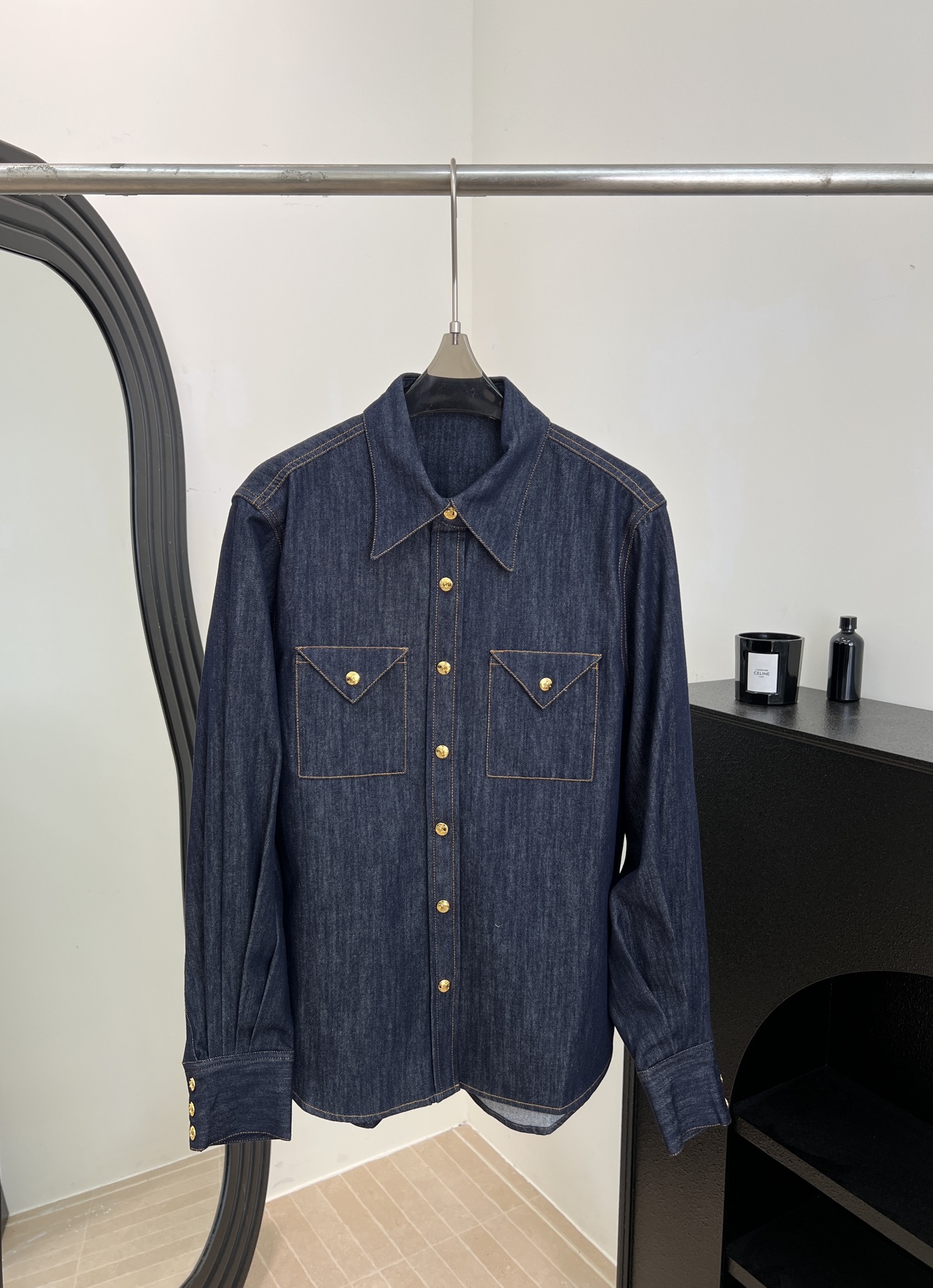 NO:667443,Celine's new early spring dark blue denim shirt, made of high-quality denim fabric, retro washing technology, double breast pockets + metal buttons, loose fit, size S M L,,celine,shirts, 19860909Celine 早春新款 深蓝色牛仔衬衫、采用高品质丹宁面料、复古水洗工艺、双胸口袋+金属纽扣、宽松版型 码数S M L,,celine,shirts, ,Women's clothing