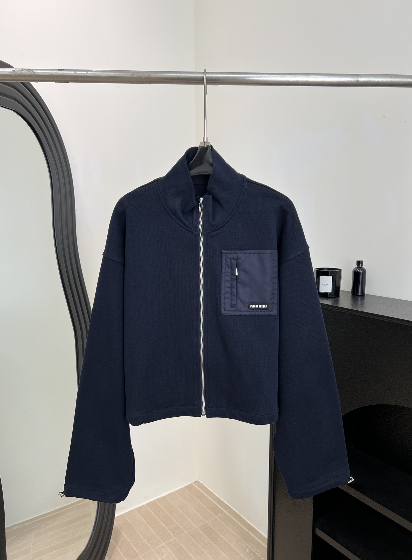 NO:667435,Miu Miu early spring new model, navy blue zipper jacket, stand collar + short loose fit, nylon splicing pocket on the chest with super detail, navy cool tone high-end, casual fit, size S M L,,miumiu,jackets & coats, 19860909Miu Miu 早春新款 藏青色拉链夹克、立领+短款宽松版型、胸前尼龙拼接口袋超有细节感、藏青色冷调高级、休闲版型 码数S M L,,miumiu,jackets & coats, ,Women's clothing