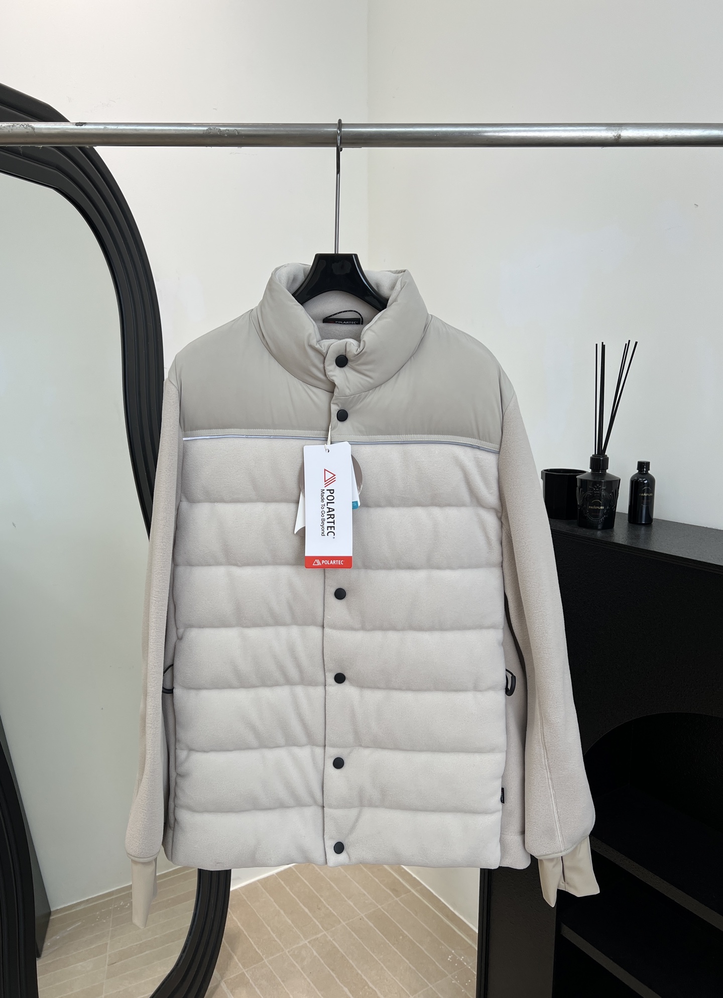 NO:667448,Men's style with dust bag, small brand, new autumn and winter style, fleece stand-up collar down jacket, body filled with white goose down with 90% velvet content, white goose down filling + Polartec fleece stitching, reflective triangle logo on the back, loose fit, size S M L XL,, down jacket,  19860909配防尘袋男款 小品牌 秋冬新款 抓绒立领羽绒服、身填充内里填充绒子含量90的白鹅绒、白鹅绒填充+Polartec抓绒相拼接、后背贴布了反光三角标、宽松版型 码数S M L XL,,down jacket, ,Women's clothing