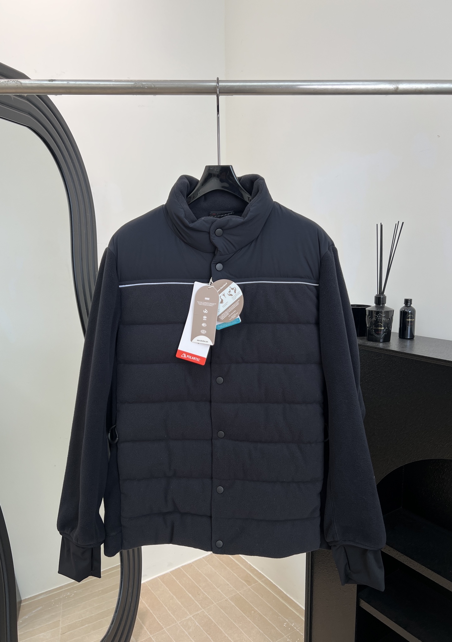 NO:667446,Men's style with dust bag Brand Autumn and winter new style Fleece stand-up collar down jacket, filled with white goose down with 90% velvet content inside, white goose down filling + Polartec fleece stitching, reflective triangle logo on the back, loose fit, size S M L XL,, down jacket,  19860909配防尘袋男款 品牌 秋冬新款 抓绒立领羽绒服、身填充内里填充绒子含量90的白鹅绒、白鹅绒填充+Polartec抓绒相拼接、后背贴布了反光三角标、宽松版型 码数S M L XL,,down jacket, ,Women's clothing