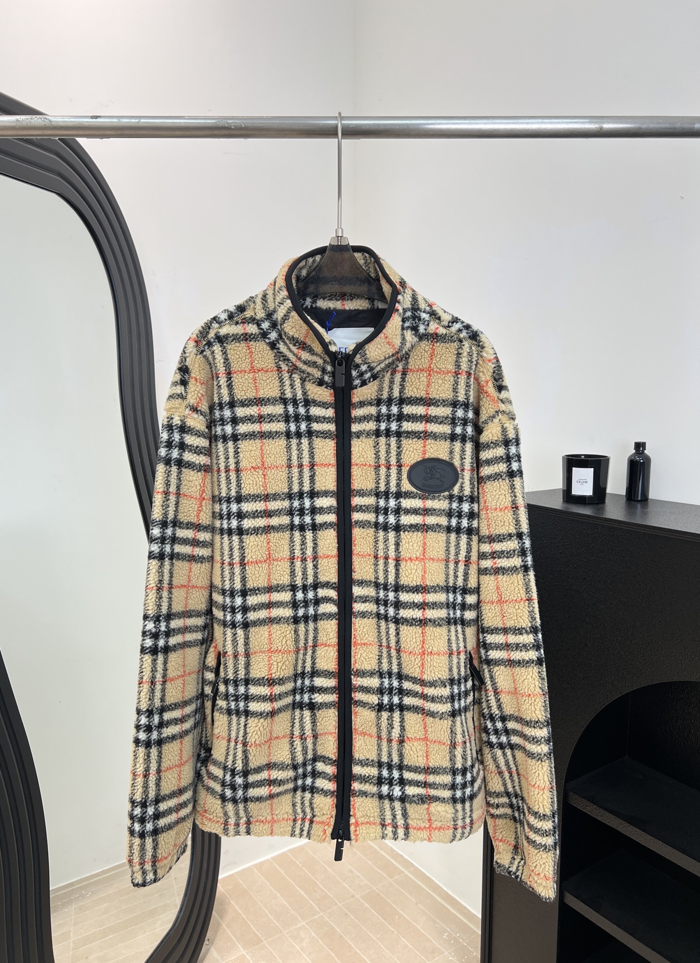 NO:667433,Burberry's new autumn and winter plaid lambswool jacket, with classic retro plaid design, stand-up collar + zipper design, highly recognizable chest logo, casual fit, size S M L XL,,burberry,jackets & coats,jackets & coats, 19860909Burberry 秋冬新款 格纹羊羔毛夹克外套、采用经典复古格纹设计、立领+拉链设计、胸前徽标超有辨识度、休闲版型 码数S M L XL,,burberry,jackets & coats,jackets & coats, ,Women's clothing