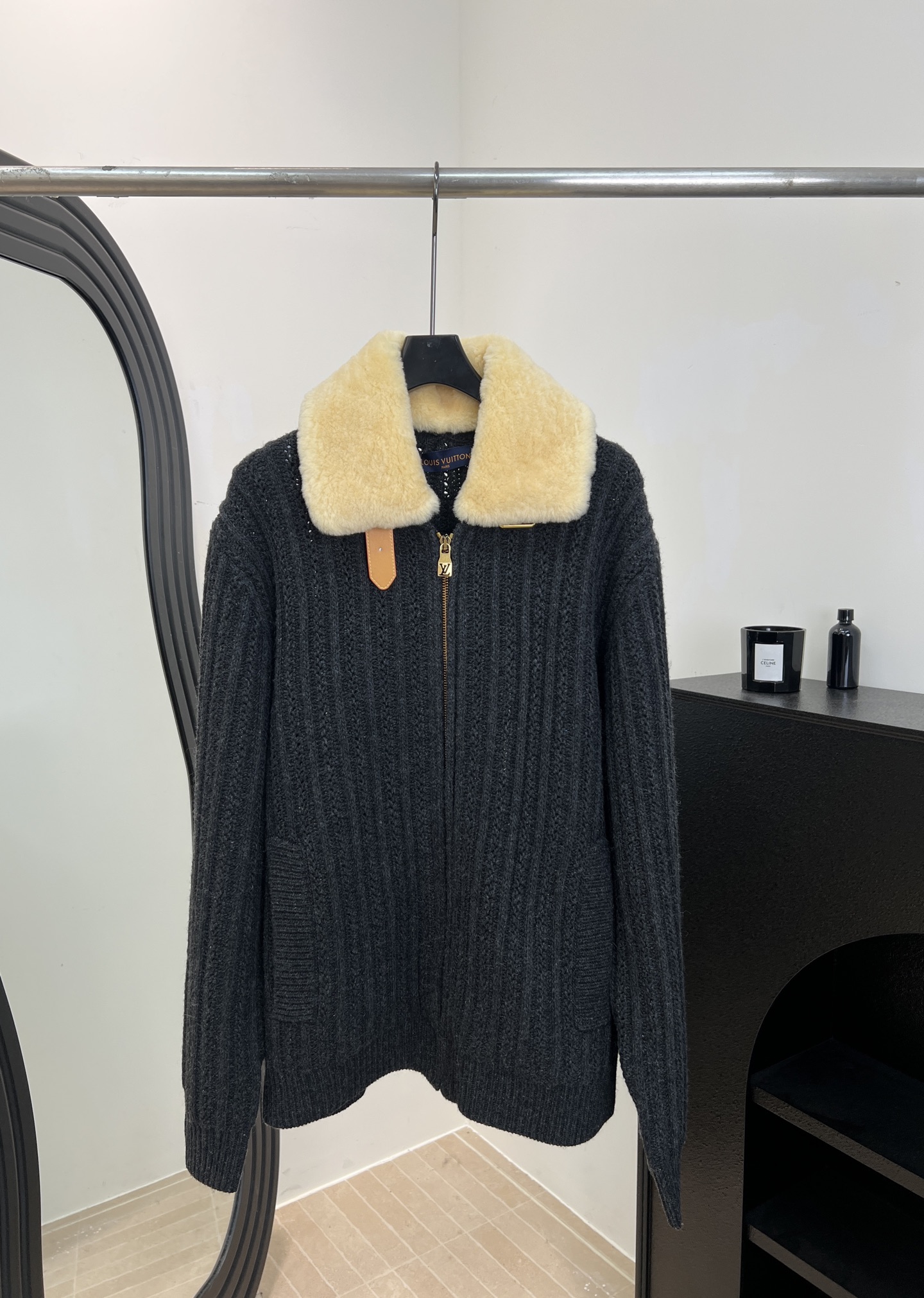 NO:667431,LouisVuitton Louis' new autumn and winter wool knitted cardigan, made of wool blended fabric, soft and warm large lapel + lamb wool design, thick knitted texture with a layered feel, casual fit, size S M L XL,, louis vuitton, louis vuitton,  19860909LouisVuitton 路易 秋冬新款 羊毛针织开衫、采用羊毛混纺面料、柔软又保暖大翻领+羊羔毛设计、粗针织纹理很有层次感、休闲版型 码数S M L XL,,louis vuitton,louis vuitton, ,Women's clothing