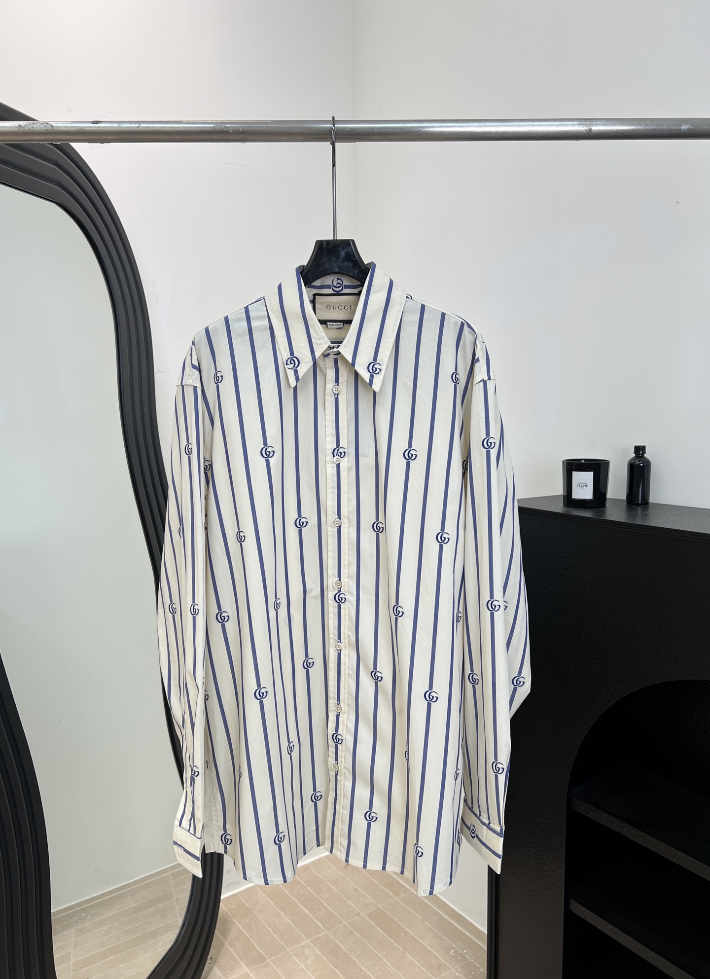 NO:667427,Gucci early spring new style blue and white vertical striped shirt, classic double G dark pattern design, blue and white stripes are fresh and simple, loose oversize version, suitable for wearing alone or layered, loose version, same style for men and women, size S M L XL,,gucci,versace,shirts, 19860909Gucci 早春新款 蓝白竖条纹衬衫、经典双G暗纹设计、蓝白条纹清新简约、宽松oversize版型、单穿或内搭都很OK、宽松版型、男女同款 码数S M L XL,,gucci,versace,shirts, ,Women's clothing