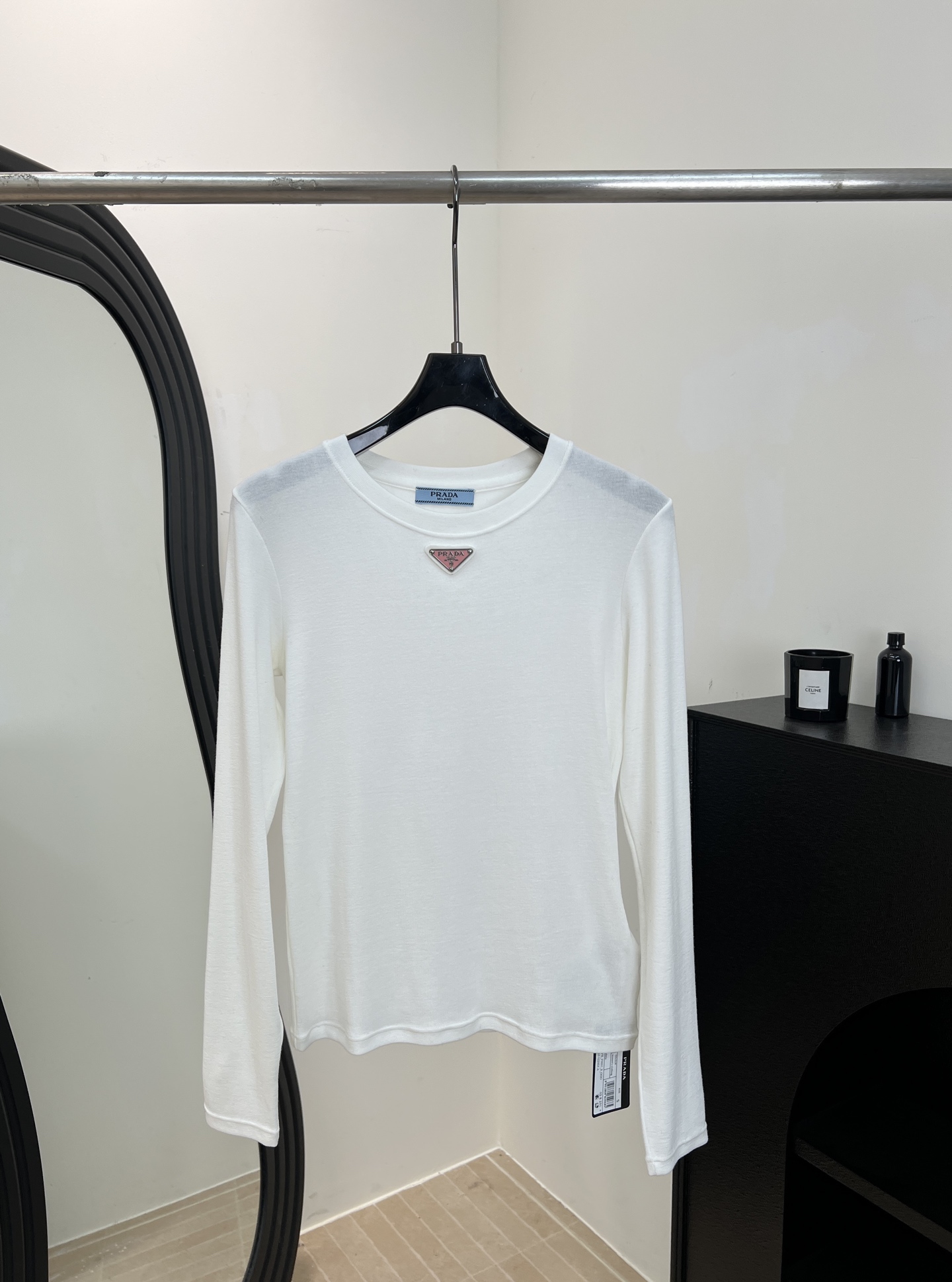 NO:667420,Prada's new autumn and winter solid color cashmere bottoming sweater, made of light cashmere knitted material, slim fit design to show the body curve, metal pendant on the collar, casual fit, elastic, size S M L,, prada,  19860909Prada 秋冬新款 纯色羊绒打底衫、采用轻薄羊绒针织材质、修身设计超显身材曲线、领口有金属吊坠、休闲版型、有弹性 码数S M L,,prada, ,Women's clothing