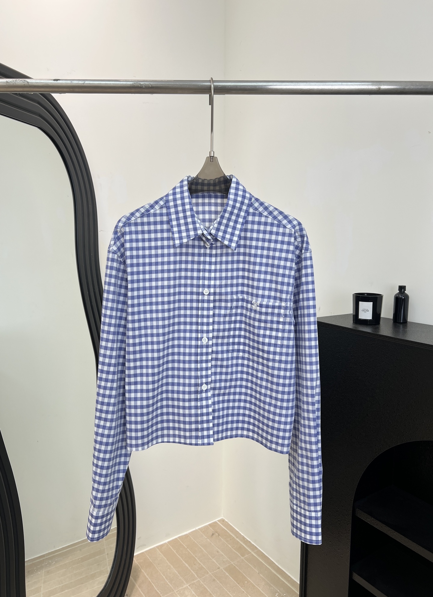NO:667417,Celine's new early spring blue and white plaid shirt, made of 100% cotton, breathable and comfortable, classic plaid + blue and white color, short cut, OK with high-waisted pants or skirts, casual fit, size S M L,,celine,skirts,shirts, 19860909Celine 早春新款 蓝白格纹衬衫、全棉材质透气又舒适、经典格纹+蓝白配色、短款剪裁、搭高腰裤或裙子都OK、休闲版型 码数S M L,,celine,skirts,shirts, ,Women's clothing