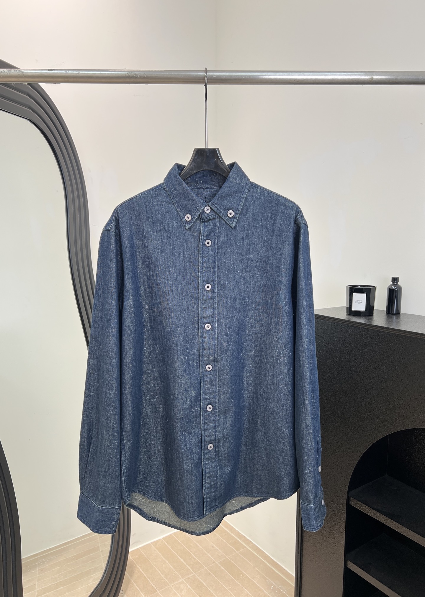 NO:667415,Italian brand's new style for early spring. Lurex denim shirt, made of vegetable indigo-dyed denim, woven with gold and silver threads, low-key shining like stars under the light, soft and skin-friendly fabric, white butterfly dyed buttons + embedded clip technology, loose fit, size S M L XL,, shirts,  19860909意大利品牌 早春新款 金银丝牛仔衬衫、采用植物靛蓝染色丹宁布、织入金银丝线、光线下低调闪耀如星辰、面料柔软亲肤、白蝶贝染色纽扣+埋夹工艺、宽松版型 码数S M L XL,,shirts, ,Women's clothing