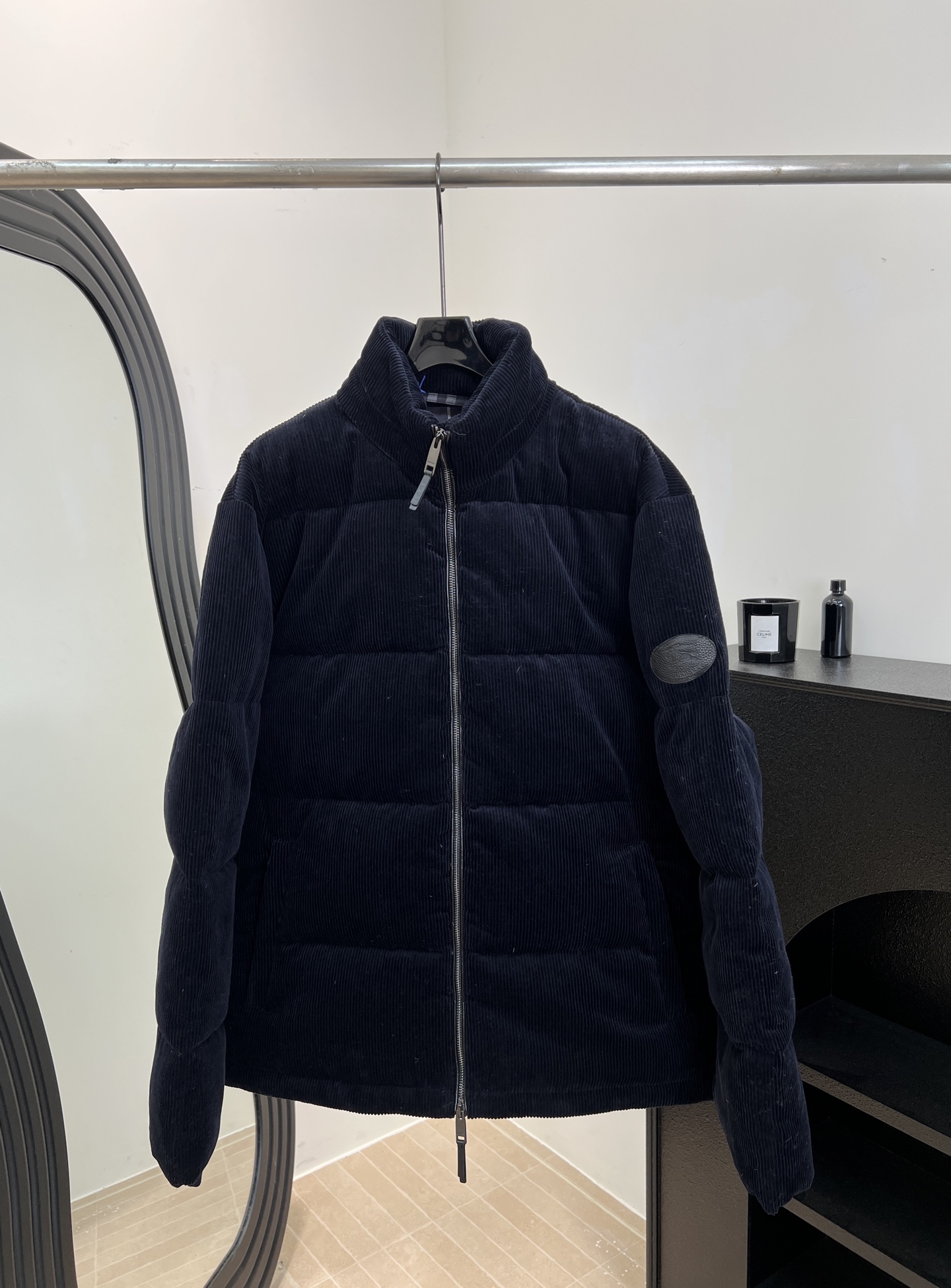 NO:697140,Burberry's new autumn and winter corduroy down jacket, made of vintage cotton corduroy, stand-up collar design, leather knight logo on sleeves, drawstring hem, windproof cuffs, casual fit, size S M L XL,,burberry,jackets & coats,down jacket,19860909Burberry 秋冬新款 灯芯绒羽绒服外套、采用复古棉质灯芯绒、立领设计袖子有皮革骑士徽标、抽绳衣摆、防风袖口、休闲版型 码数S M L XL,,burberry,jackets & coats,down jacket,,Women's clothing