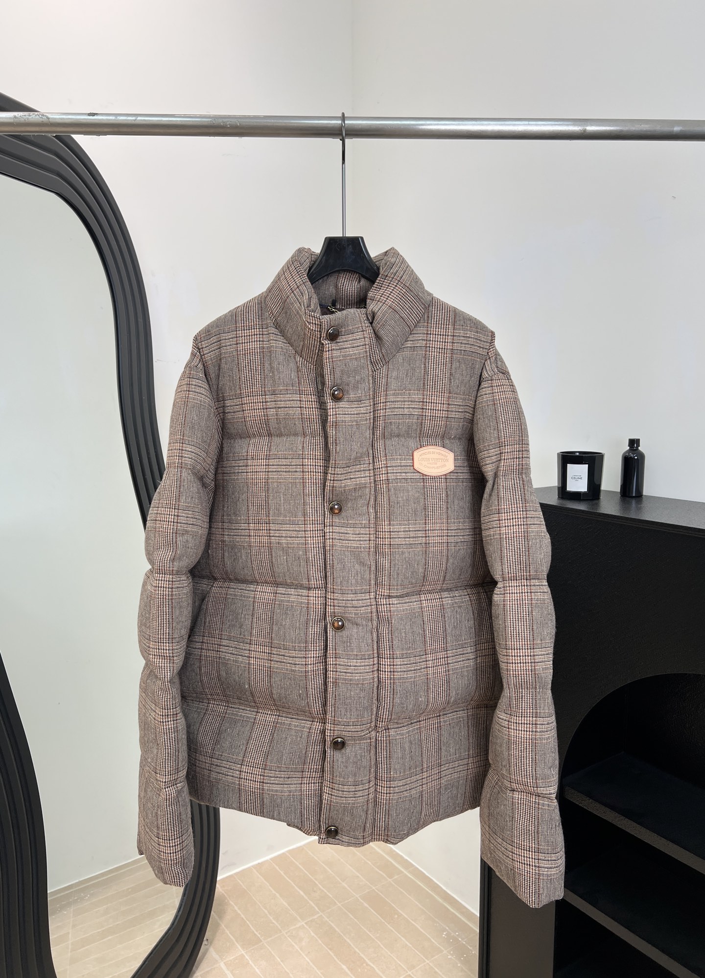 NO:697137,LouisVuitton Louis' new autumn and winter tweed cotton jacket, classic tweed fabric, small logo on the chest, lining with iconic Monogram dark pattern, stand-up collar + metal buttons, loose fit, size S M L XL,, louis vuitton, louis vuitton, jackets & coats,19860909LouisVuitton 路易 秋冬新款 粗花呢棉服外套、经典粗花呢面料、胸前小标牌、内衬是标志性Monogram暗纹、立领+金属纽扣、宽松版型 码数S M L XL,,louis vuitton,louis vuitton,jackets & coats,,Women's clothing