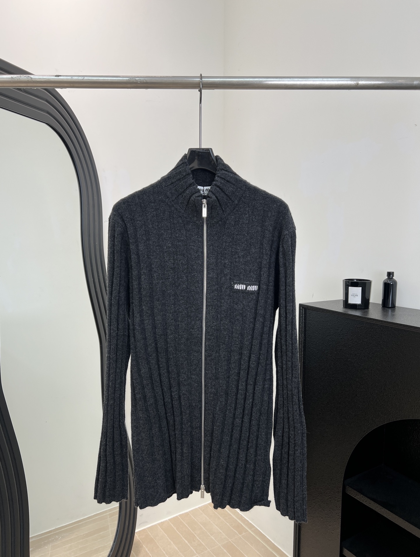 NO:683920,Miu Miu new autumn and winter style vertical striped knitted cardigan, made of cashmere and wool blended fabric, soft and warm, two-way zipper design, slim fit + vertical stripes, brand embroidery on the left chest, casual fit Size S M L,,miumiu,19860909Miu Miu 秋冬新款 竖条纹针织开衫、采用羊绒羊毛混纺面料、柔软又保暖、双向拉链设计、修身剪裁+竖条纹、左胸品牌刺绣、休闲版型 码数S M L,,miumiu,,Women's clothing