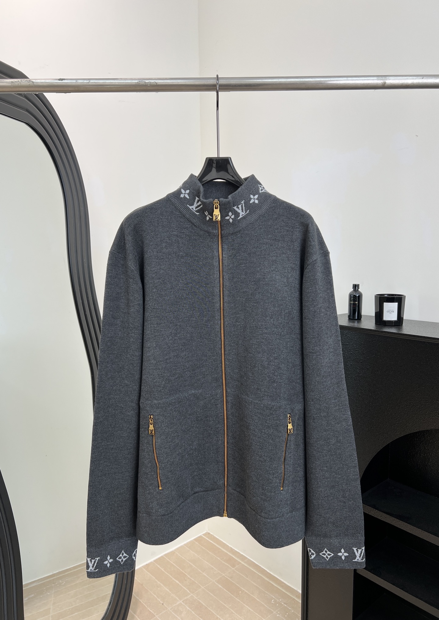 NO:686203,LouisVuitto* Louis' new early spring Monogram jacquard zipper jacket, made of high-quality wool blend, stand-up collar + jacquard cuff design, zippers and pocket zippers are made of metal, casual fit, size S M L XL,,louis vuitton,louis vuitton,jackets & coats,19860909LouisVuitto* 路易 早春新款 Monogram提花拉链外套、采用高品质羊毛混纺、立领+袖口提花设计、拉链和口袋拉链均为金属材质、休闲版型 码数S M L XL,,louis vuitton,louis vuitton,jackets & coats,,Women's clothing