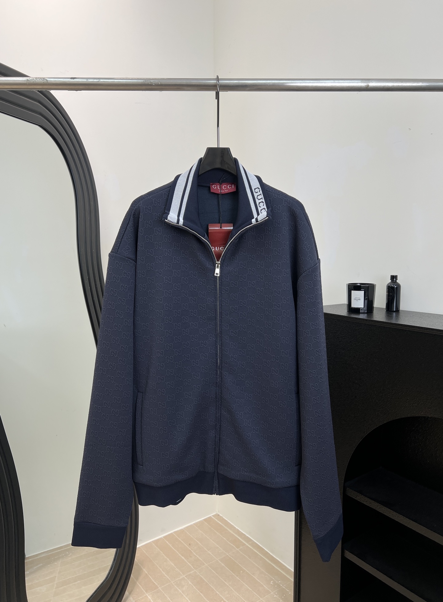 NO:686880,Guc*i's new spring and summer style jacquard casual long-sleeved jacket, custom blended air layer fabric, all-over three-dimensional double G interlocking logo, blue and white contrast color and brand logo on the collar, ribbed knitted sleeves and hem, casual style, suitable for both men and women, size S M L XL,, gucci, jackets & coats,19860909Guc*i 春夏新款 提花休闲长袖外套、定制混纺空气层面料、满身立体双g互扣logo、衣领处蓝白撞色和品牌Logo、罗纹针织衣袖和下摆、休闲款式 不挑人穿、男女同款 码数S M L XL,,gucci,jackets & coats,,Women's clothing