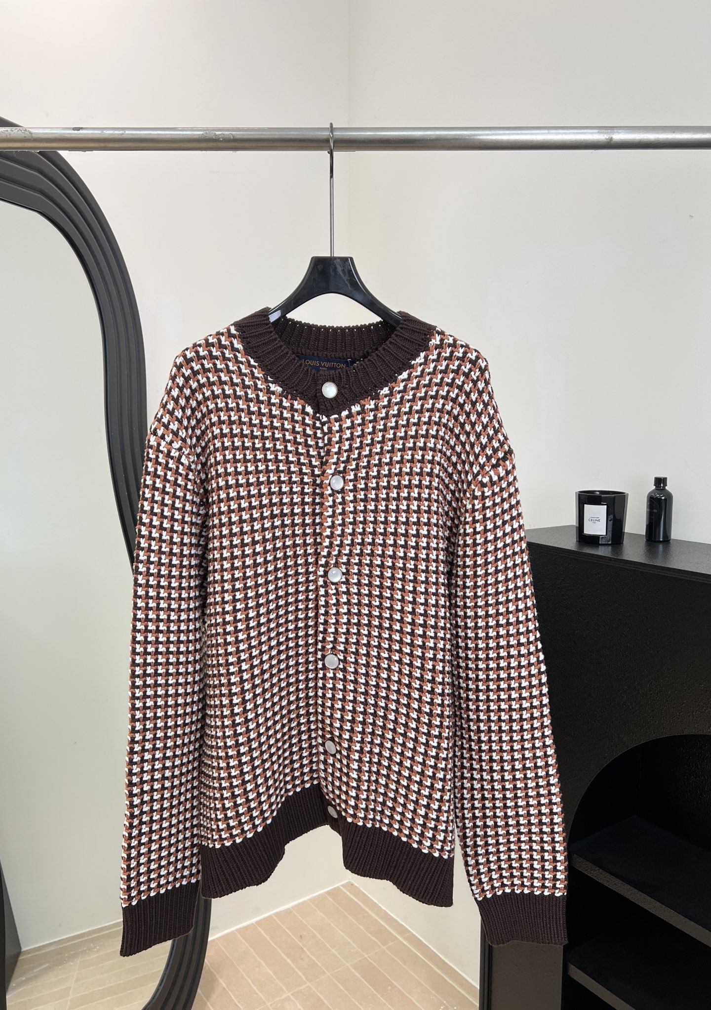 NO:686897,LouisVuitto* Louis' new autumn and winter houndstooth wool knitted cardigan, classic houndstooth pattern + dark brown and off-white color, retro elegant cuffs and hem with dark brown ribbed edges, casual fit, same style for men and women, size S M L,, louis vuitton, louis vuitton,19860909LouisVuitto* 路易 秋冬新款 千鸟格羊毛针织开衫,经典千鸟格纹+深棕米白配色、复古优雅袖口和下摆深棕罗纹收边、休闲版型、男女同款 码数S M L,,louis vuitton,louis vuitton,,Women's clothing