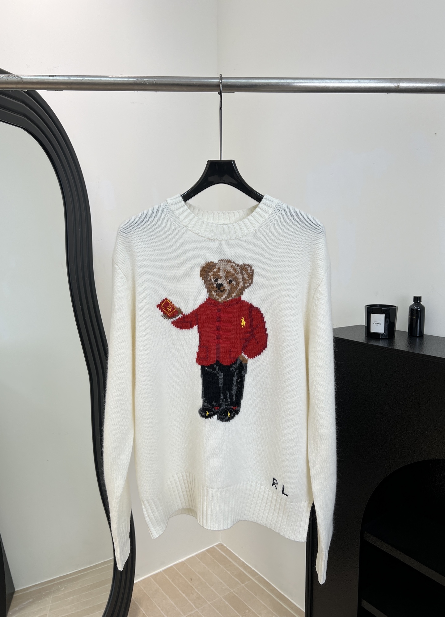 NO:686893,Ralph Lauren Early spring new style New Year's limited bear sweater, wool blended yarn fabric, soft and warm, the bear wears a red Chinese plate buckle on the front and holds a red envelope, full of festive atmosphere. Casual fit, size S M L,, loro piana, sweaters,19860909Ralph Lauren 拉夫劳伦 早春新款 新年限定小熊毛衣、羊毛混纺纱线面料、柔软又保暖、正面小熊穿红色中式盘扣手拿红包、节日氛围感拉满 休闲版型 码数S M L,,loro piana,sweaters,,Women's clothing