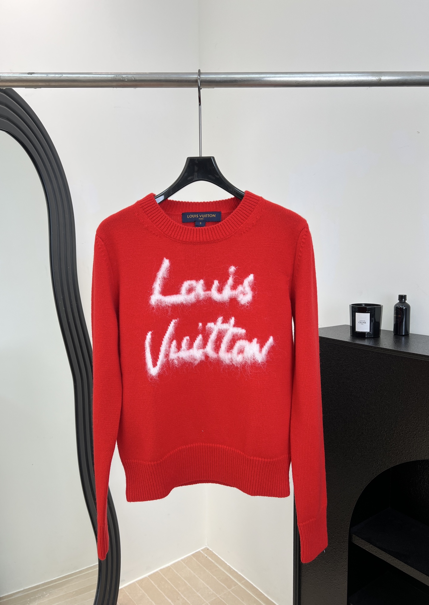 NO:686891,LouisVuitton Louis' new early spring new year series red sweater, wool blended material, soft and warm, white embroidered logo on the front, full of festive atmosphere, casual fit, size S M L,,louis vuitton,louis vuitton,sweaters,19860909LouisVuitton 路易 早春新款 新年系列红色毛衣、羊毛混纺材质、柔软又保暖、正面白色刺绣Logo、节日氛围感拉满、休闲版型 码数S M L,,louis vuitton,louis vuitton,sweaters,,Women's clothing