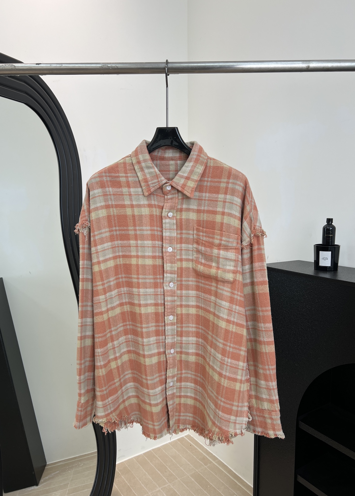 NO:694996,R13 New arrivals in early spring: fringed plaid shirt, low saturated orange plaid, retro and colorful, light and layered fringed hem + cuff details with super street feel, loose shoulder style, same size for men and women, size S M L,, shirts,19860909R13 早春新品 流苏格纹衬衫、低饱和橘色格纹、复古又显气色、轻盈有层次流苏下摆+袖口细节超有街头感、宽松落肩版型,男女同款 码数S M L,,shirts,,Women's clothing
