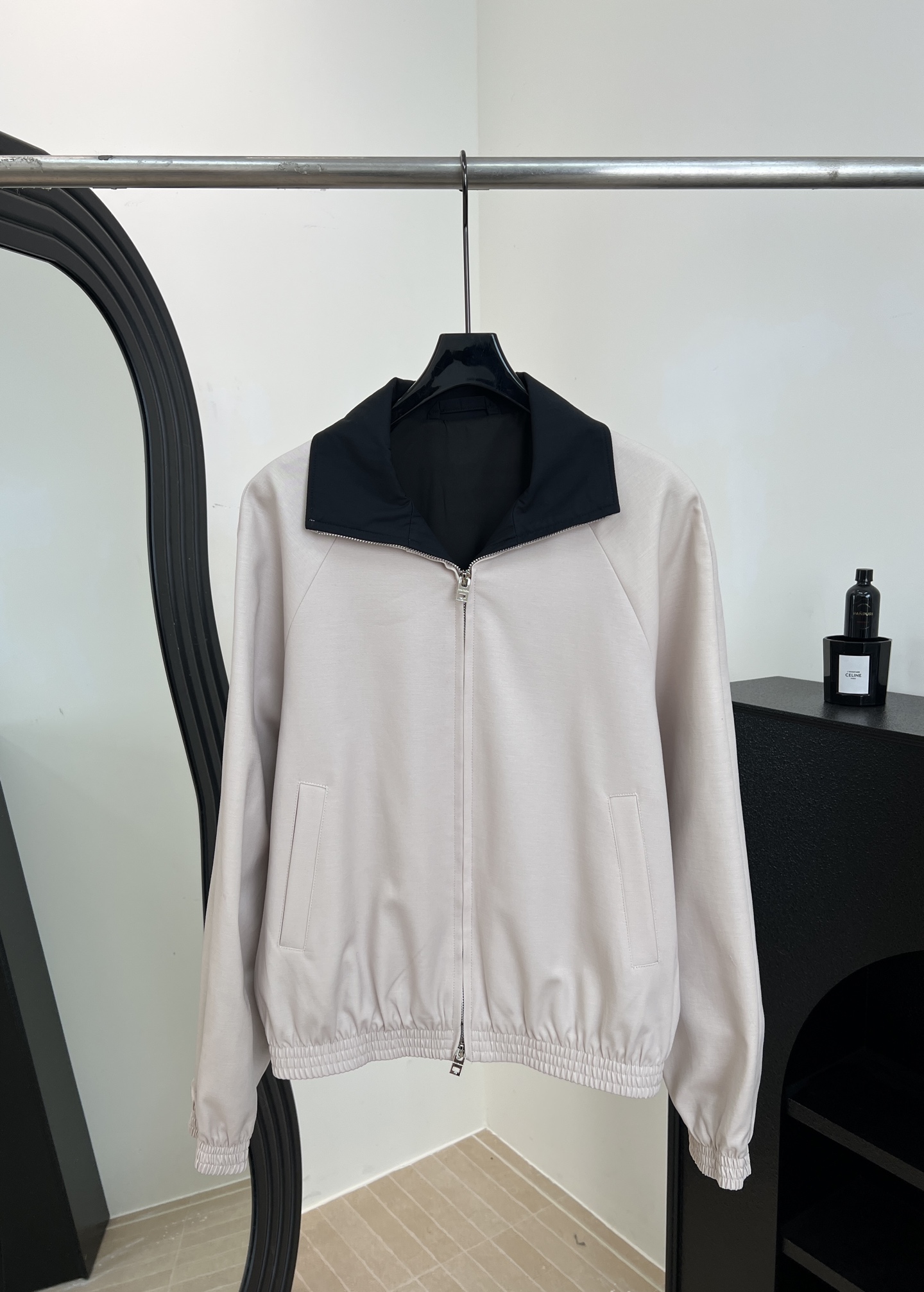 NO:695018,Acne Studios 26 early spring new style 1996 short jacket, off-white main color + black lining, 'STOCKHOLM 1996' embroidery on the back, crisp and smooth fabric, elastic hem + zipper design, short silhouette design, casual fit, size S M L,,acne studios,dior,jackets & coats,jackets & coats,19860909Acne Studios 26早春新款 1996短款夹克外套、米白主色+黑色内里、背后“STOCKHOLM 1996”刺绣、面料挺括垂顺、松紧下摆+拉链设计、短款廓形设计、休闲版型 码数S M L,,acne studios,dior,jackets & coats,jackets & coats,,Women's clothing