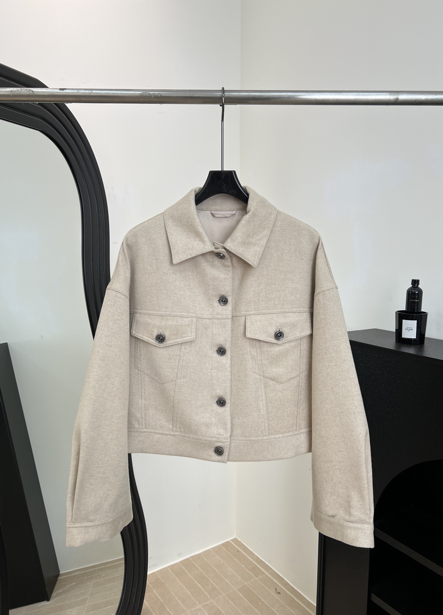 NO:695011,Brunello Cucinelli BC 26 new early spring wool blended woolen jacket, short cut + lapel + symmetrical flap pockets, metal button embellishment, casual fit, size S M L,, brunello cucinelli, jackets & coats, jackets & coats,19860909Brunello Cucinelli BC 26早春新款 羊毛混纺毛呢夹克外套、短款剪裁+翻领+对称翻盖口袋、金属纽扣点缀、休闲版型 码数S M L,,brunello cucinelli,jackets & coats,jackets & coats,,Women's clothing