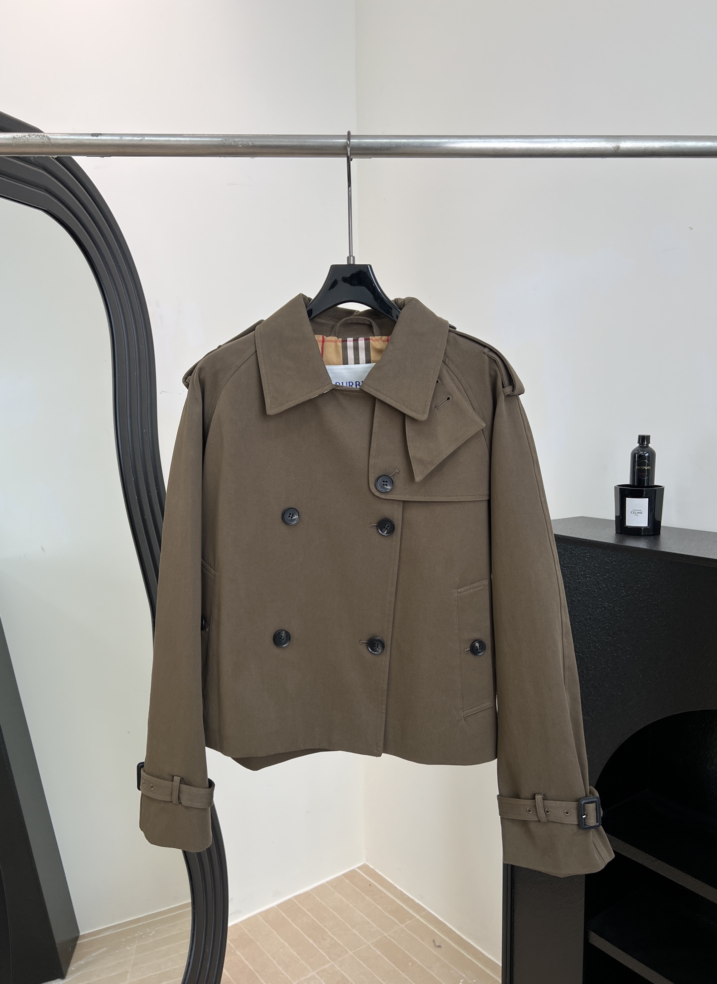 NO:695008,Burberry 26 early spring new style juniper green short windbreaker jacket, made of classic gabardine fabric, windproof, rainproof and lightweight, raglan sleeves + curved pockets, buffalo horn buttons + calfskin buckles, casual fit, size S M L,,burberry,jackets & coats,cowhide,19860909Burberry 26早春新款 杜松绿短款风衣外套、采用经典嘎巴甸面料、防风防雨又轻便、插肩袖+曲线口袋、水牛角纽扣+小牛皮扣环、休闲版型 码数S M L,,burberry,jackets & coats,cowhide,,Women's clothing
