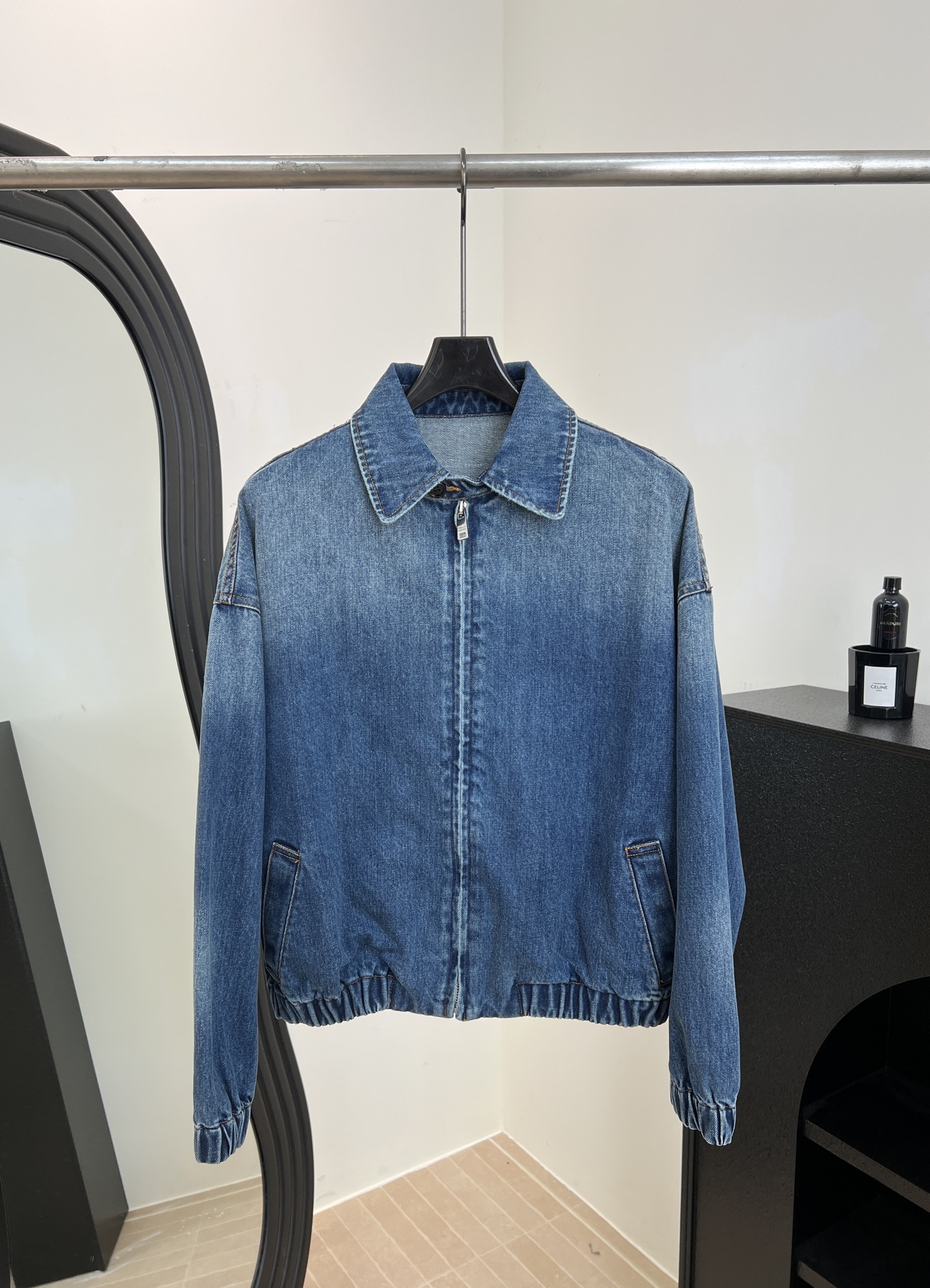 NO:695000,Prada 26 early spring new style short denim jacket, made of dark blue washed denim, retro and casual, silhouette tailoring + elastic cuffs and hem, inverted triangle on the back collar, casual fit, size S M L,, prada,jackets & coats,19860909Prada 26早春新款 短款牛仔外套、采用深蓝水洗丹宁、复古又随性、廓形剪裁+松紧袖口和下摆、后领有倒三角、休闲版型 码数S M L,,prada,jackets & coats,,Women's clothing