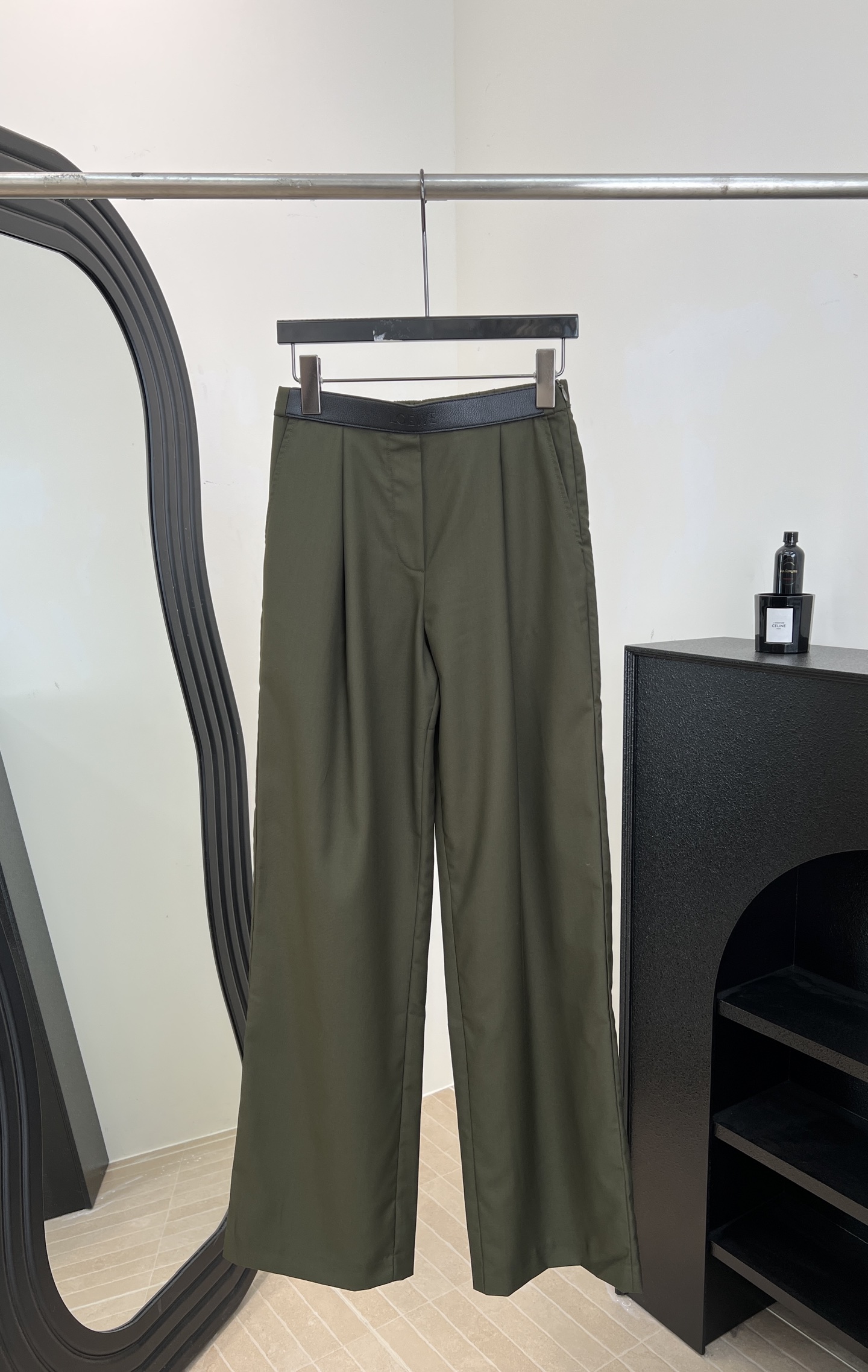 NO:694995,Loewe 26 new early spring style solid color soft mid-rise straight trousers, made of smooth and lightweight tailoring wool, with leather belt embossed LOEWE on the front, twill pockets, back hemming pockets with ironed pleats on the front and back, casual fit, size S M L,,loewe,19860909Loewe 26早春新款 纯色柔软中腰直筒长裤、采用流畅轻盈的剪裁羊毛、配有皮革腰带正面压印LOEWE字样、斜纹口袋背部包边口袋前后都有熨烫的褶皱、休闲版型 码数S M L,,loewe,,Women's clothing