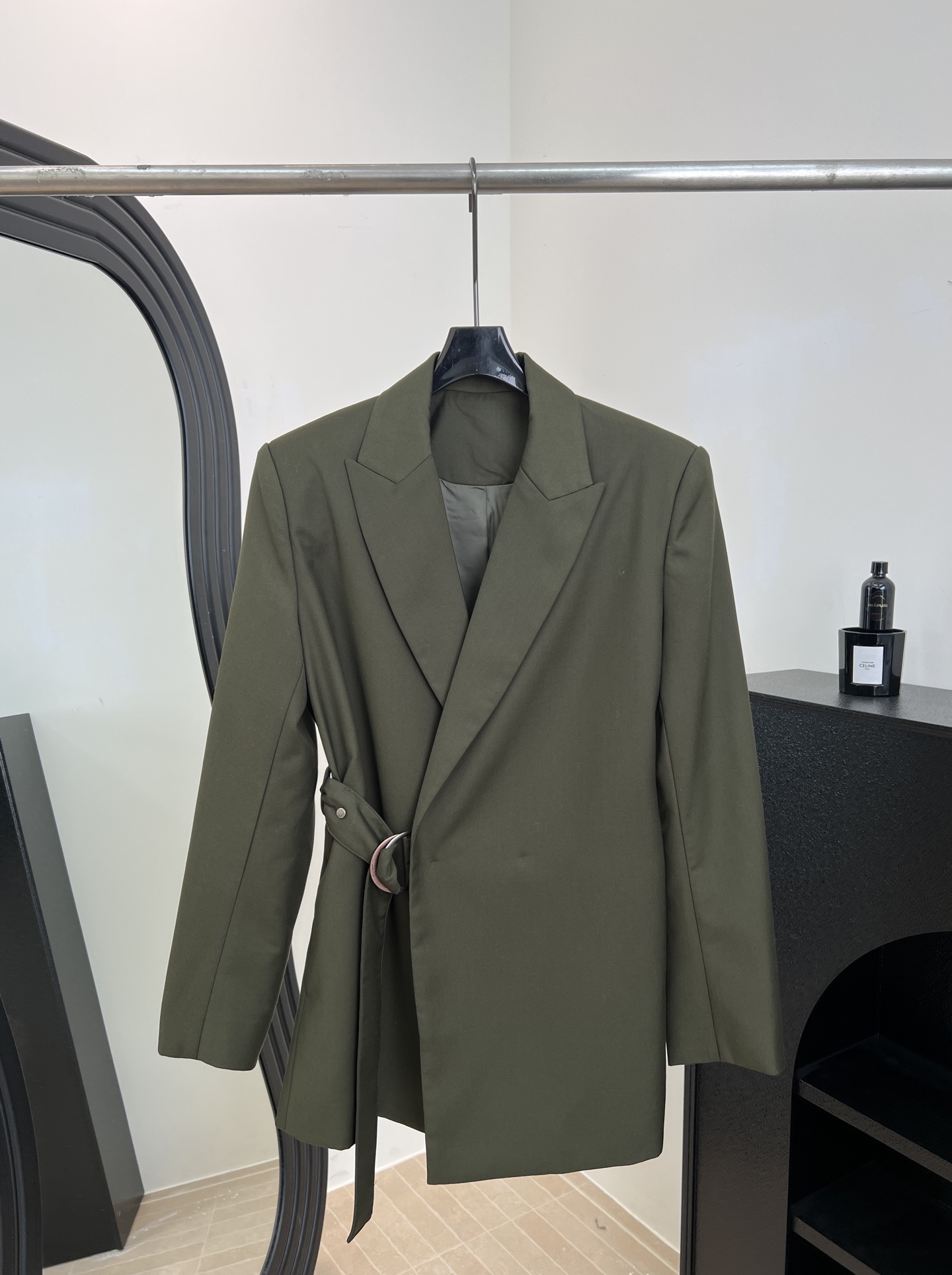 NO:694988,Loewe 26 early spring new style wool classic lapel draped long-sleeved suit jacket. The jacket is made of smooth and lightweight customized wool. The front belt has a shawl feel. The button cuffs have LOEWE engraved D rings. Casual fit. Size S M L,,loewe,jackets & coats,shawls,19860909Loewe 26早春新款 羊毛经典翻领垂坠长袖西服外套、外套采用流畅轻便的定制羊毛、前侧腰带有披肩感、扣子袖口带有LOEWE雕刻的D环、休闲版型 码数S M L,,loewe,jackets & coats,shawls,,Women's clothing