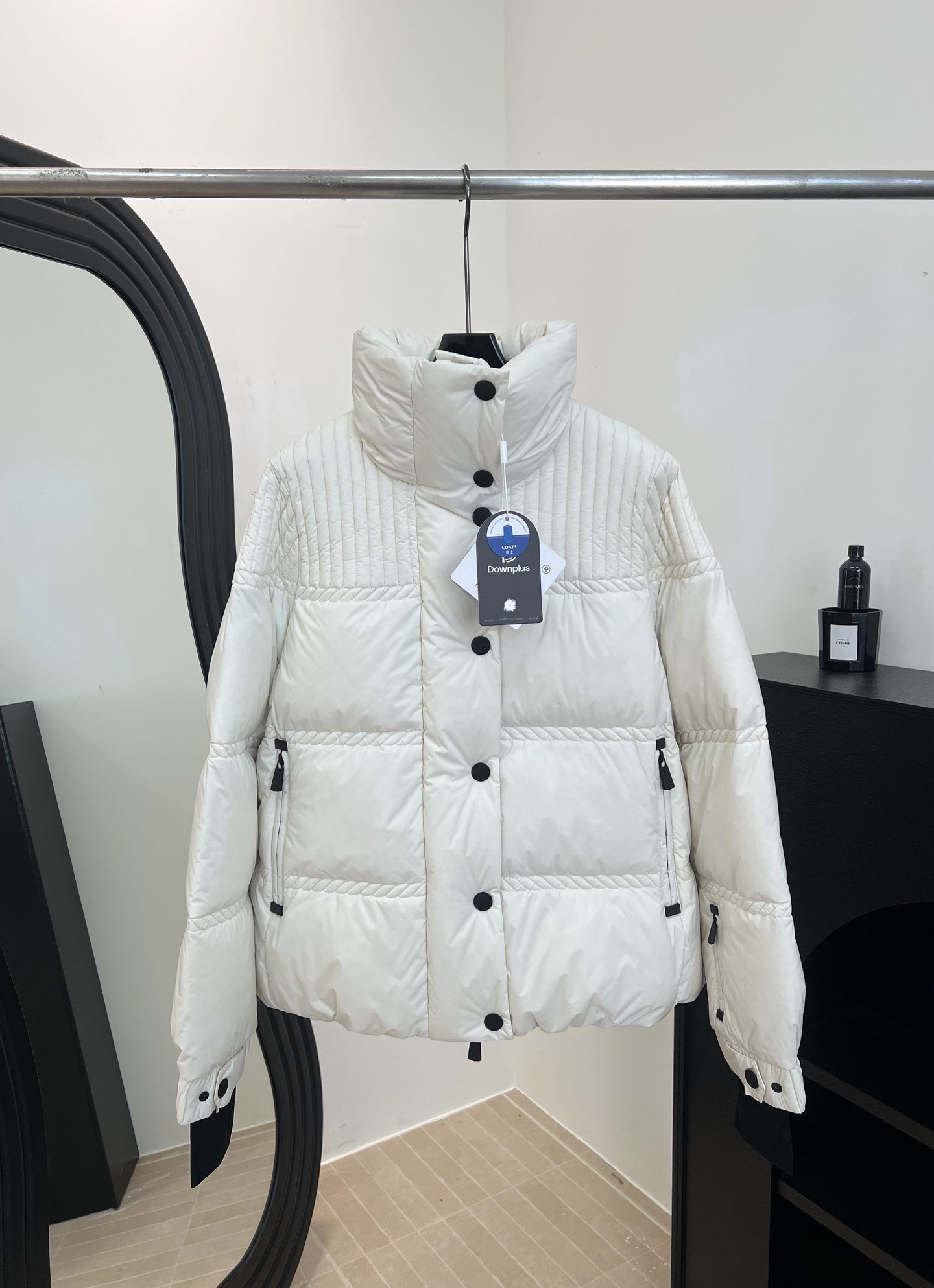 NO:730158,Equipped with dust bag Moncle*, early spring new ski series stand-up collar down jacket, milky white quilted appearance, filled with 90 goose down, super warm, functional zipper + protective snow skirt, double-layer structure to intelligently adjust body temperature, casual fit, size S M L,,Moncler,skirts,down jacket,19860909配防尘袋Moncle* 蒙口 早春新款 滑雪系列立领羽绒服、奶白色绗缝外观、填充90鹅绒、保暖力超强、功能性拉链+防护雪裙、双层结构智能调节体温、休闲版型 码数S M L,,Moncler,skirts,down jacket,,Women's clothing