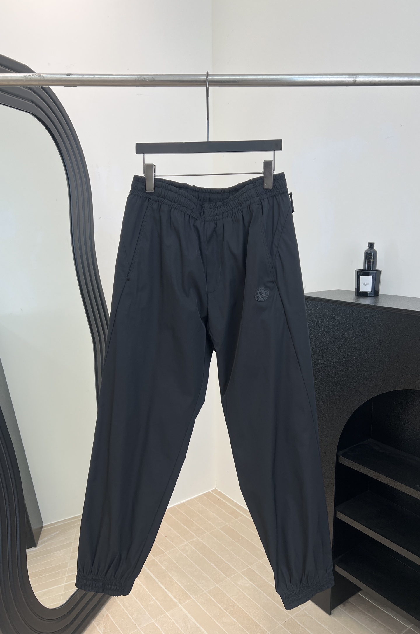 NO:697130,Men's Moncler early spring new style sports casual pants with leggings, low-key embroidery embellishment, elastic waist + leggings design, casual fit, size S M L XLXXL,,19860909男款 Moncler 早春新款 束脚运动休闲裤、低调刺绣点缀、松紧腰+束脚设计、休闲版型 码数S M L XLXXL,,,Women's clothing