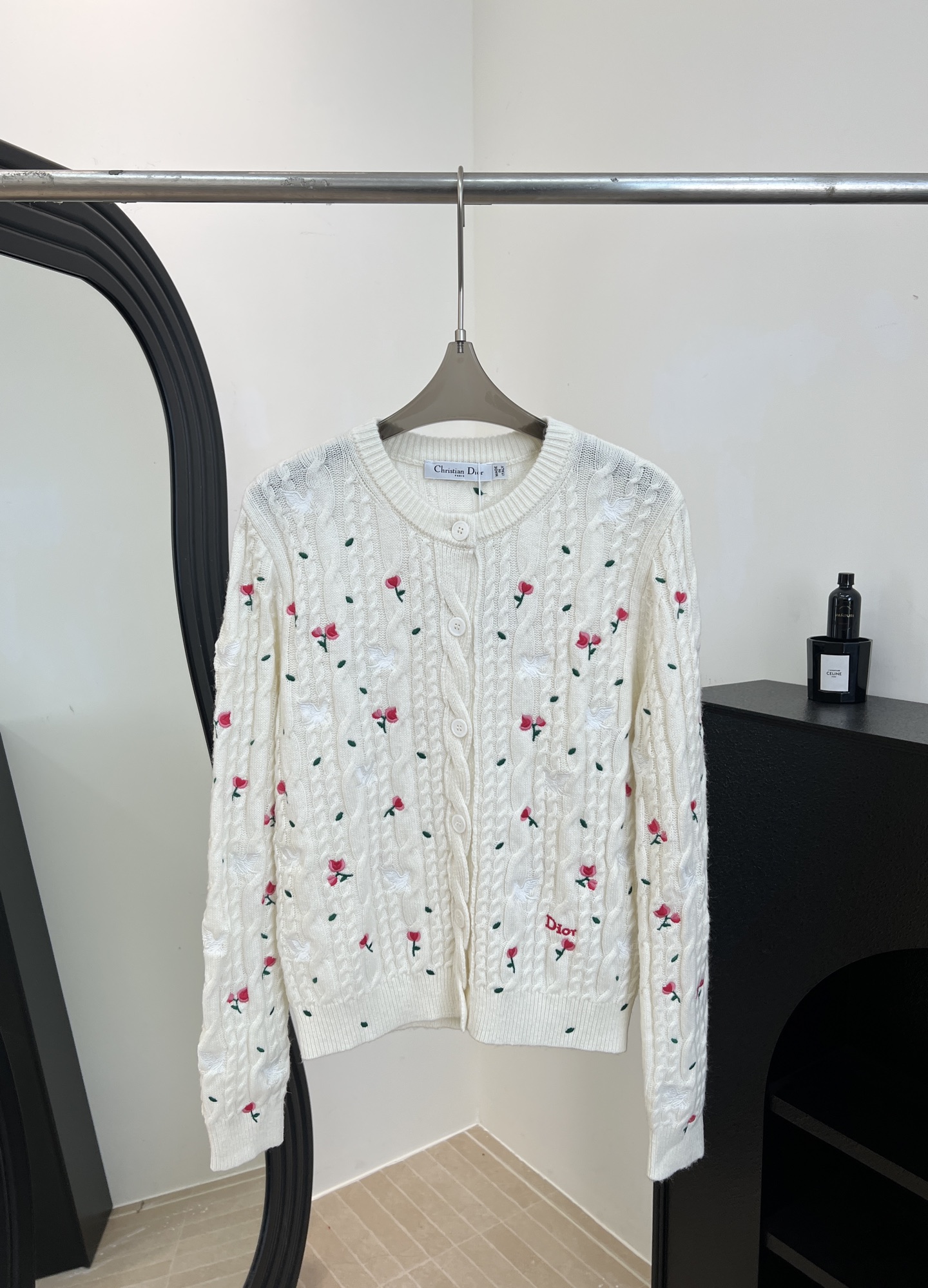 NO:697121,Dior's new early spring floral knitted cardigan, made of thick knitted material, cable texture + exquisite flower embroidery, button design, embroidered bird pattern, casual fit, size S M L,, dior,19860909Dior 早春新款 碎花针织开衫、采用厚实针织材质、绞花纹理+精致小花刺绣、纽扣设计、刺绣小鸟图案、休闲版型 码数S M L,,dior,,Women's clothing
