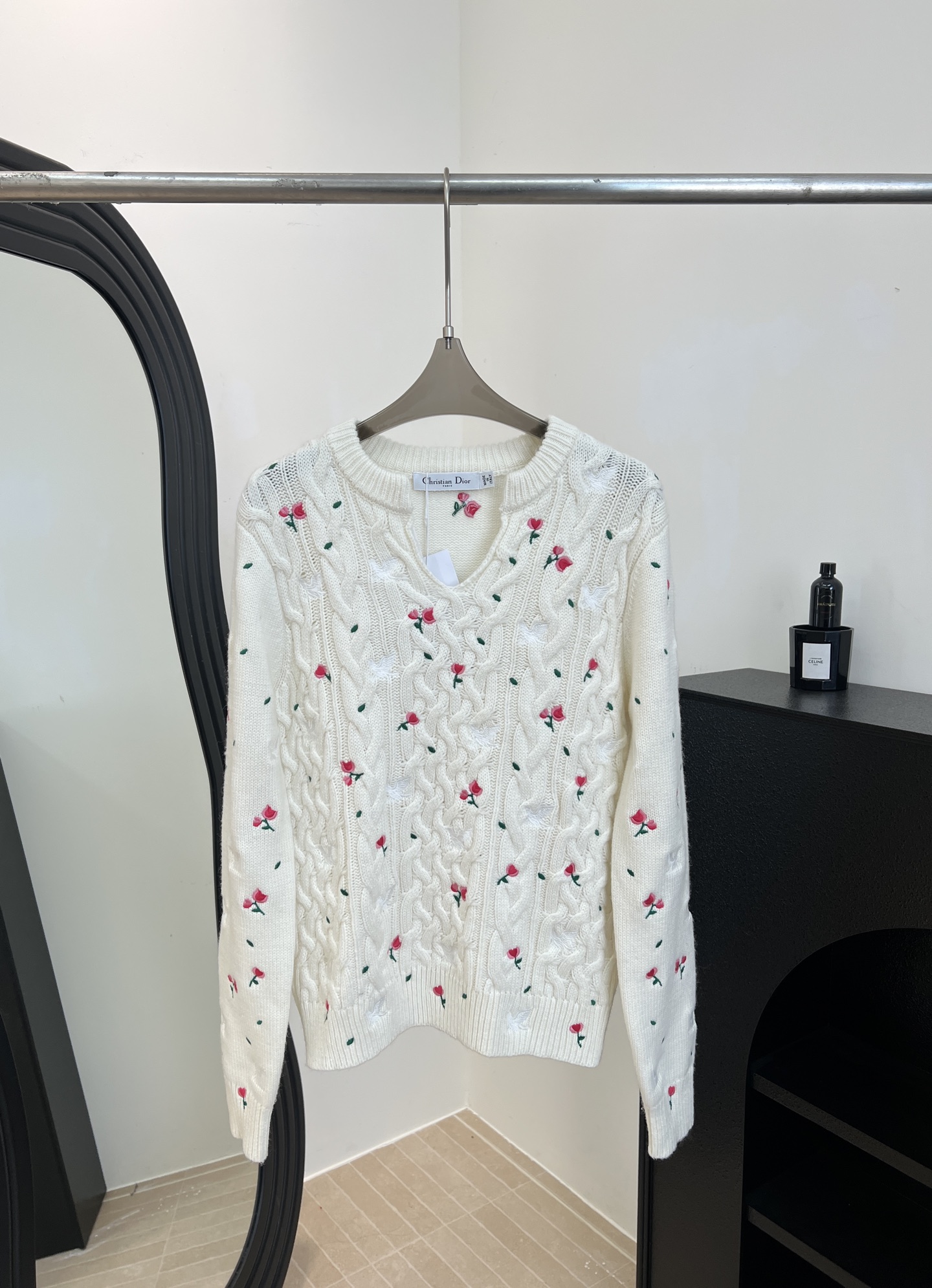 NO:697142,Dior's new early spring floral sweater, made of thick knitted material, cable texture + exquisite flower embroidery, V-neck design to modify the neck line button design, casual fit, size S M L,, dior,19860909Dior 早春新款 碎花针织衫、采用厚实针织材质、绞花纹理+精致小花刺绣、V领设计修饰颈部线条纽扣设计、休闲版型 码数S M L,,dior,,Women's clothing