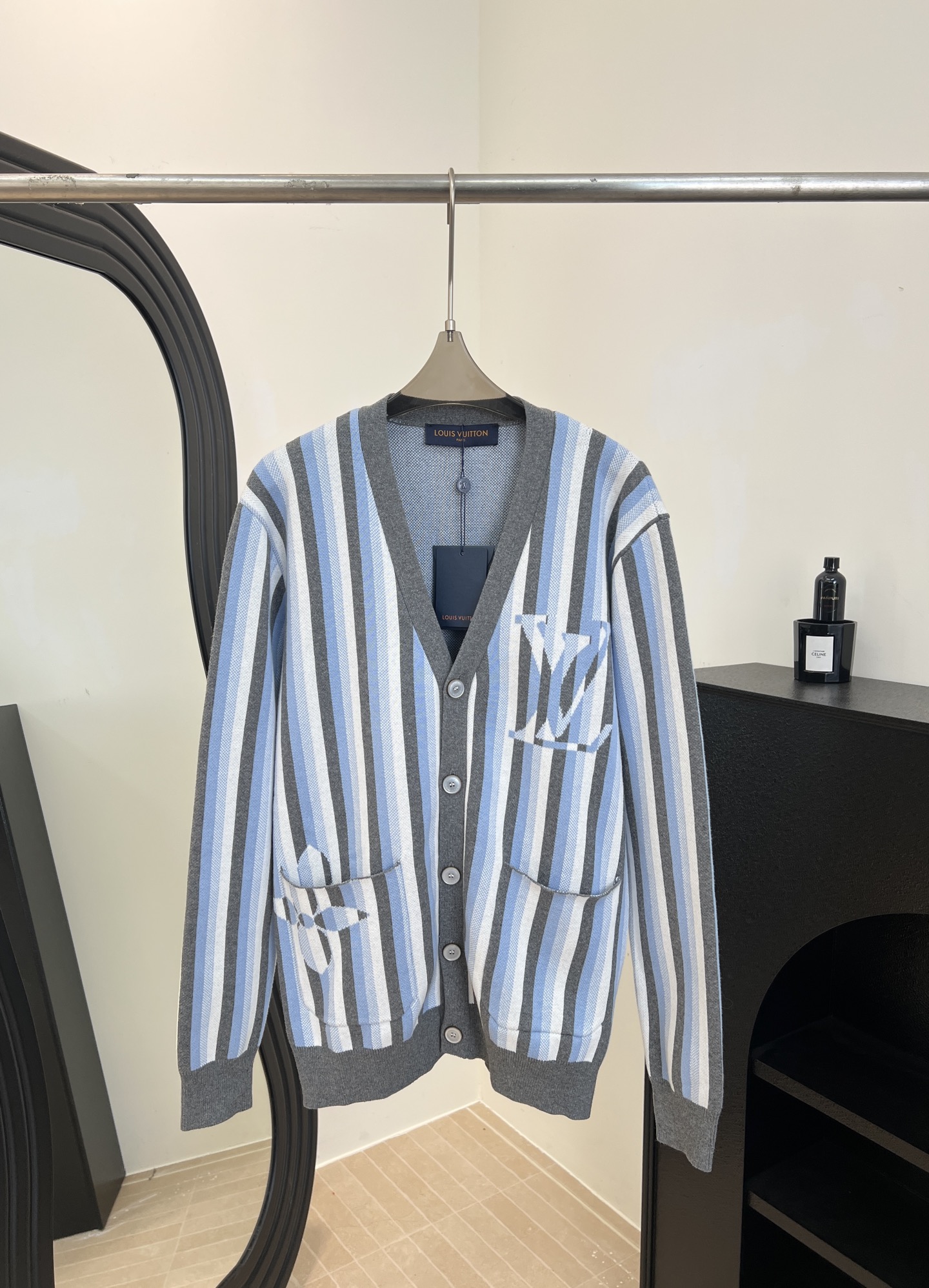 NO:697135,LouisVuitto* Louis new autumn and winter striped knitted cardigan, blue and gray white vertical stripe design, with classic LV embroidery, soft knitted fabric V-neck + button placket, casual fit, size S M L,,louis vuitton,louis vuitton,louis vuitton,19860909LouisVuitto* 路易 秋冬新款 条纹针织开衫、蓝灰白竖条纹设计、搭配经典LV刺绣、柔软针织面料V领+纽扣开襟、休闲版型 码数S M L,,louis vuitton,louis vuitton,louis vuitton,,Women's clothing