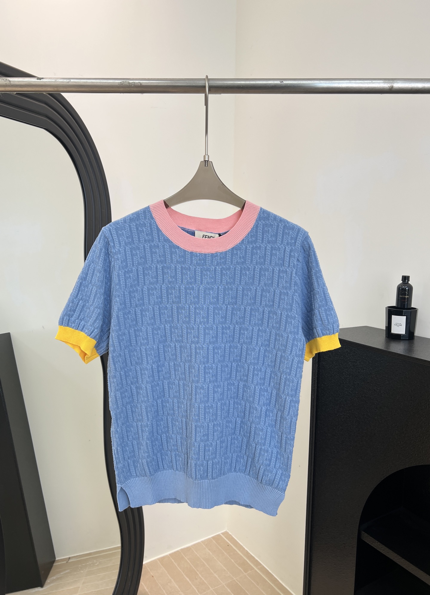 NO:697133,Fendi spring and summer new style blue knitted short-sleeved T-shirt, made of icy knitted material, blue main color + pink collar + yellow cuffs, contrasting color design, FF Logo texture, low-key texture, casual fit, size S M L,,fendi,T-shirt,19860909Fendi 春夏新款 蓝色针织短袖T、采用冰感针织材质、蓝色主色+粉色领口＋黄色袖口、撞色设计FF Logo纹理低调、休闲版型 码数S M L,,fendi,T-shirt,,Women's clothing