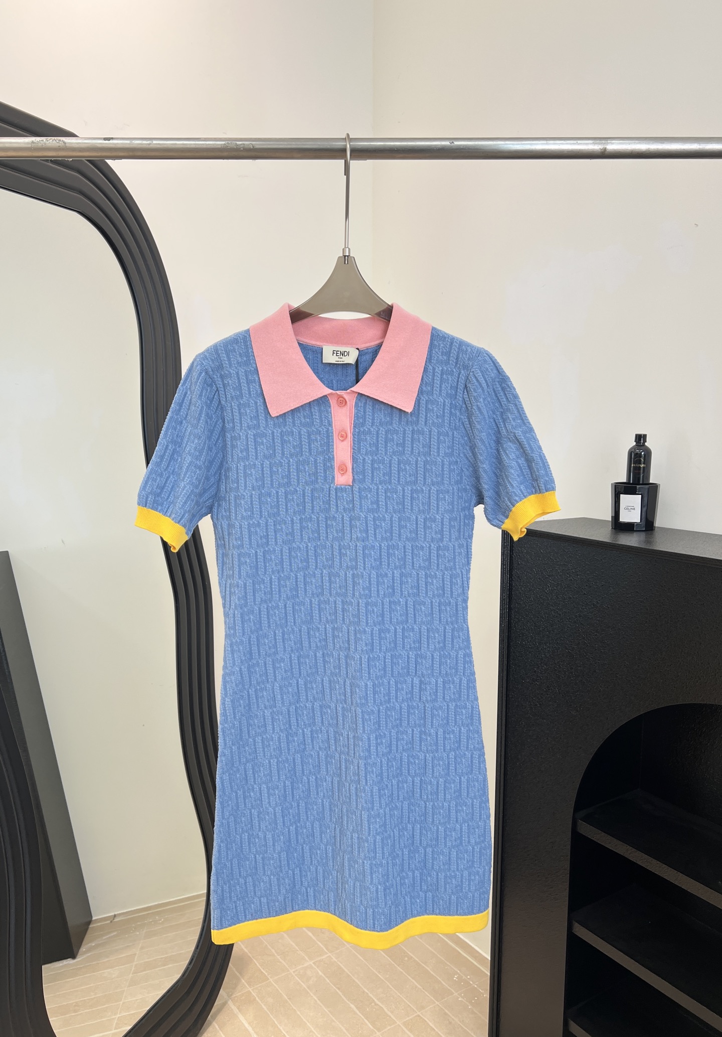 NO:697132,Fendi spring and summer new style blue knitted dress, made of icy knitted material, blue main color + pink collar + yellow cuffs, contrasting design FF Logo texture, low-key texture, casual fit, size S M L,,fendi,skirts,19860909Fendi 春夏新款 蓝色针织连衣裙、采用冰感针织材质、蓝色主色+粉色领口＋黄色袖口、撞色设计FF Logo纹理低调、休闲版型 码数S M L,,fendi,skirts,,Women's clothing