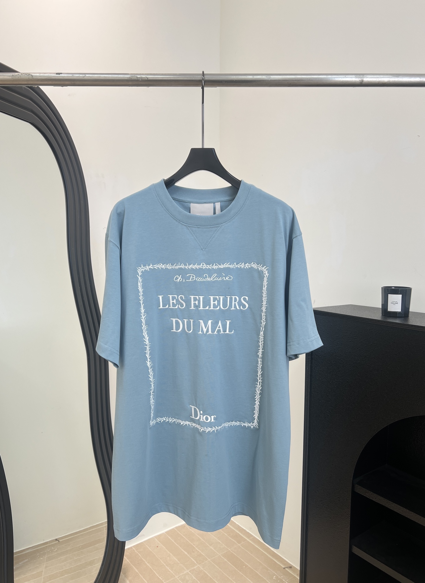 NO:708387,Dior's new spring and summer knitted round neck short-sleeved T-shirt, white and green cotton jersey fabric, embroidered book cover on the front, Book Cover pattern embroidered rib knitted collar, slightly loose fit, same style for men and women, size S M L XL,, dior, T-shirt, tees, t-shirt,19860909Dior 春夏新款 针织圆领短袖T恤、白色和绿色棉质平纹针织面料、正面以刺绣展现图书封面、Book Cover 图案刺绣罗纹针织衣领、微宽松版型 男女同款 码数S M L XL,,dior,T-shirt,tees，t-shirt,,Women's clothing