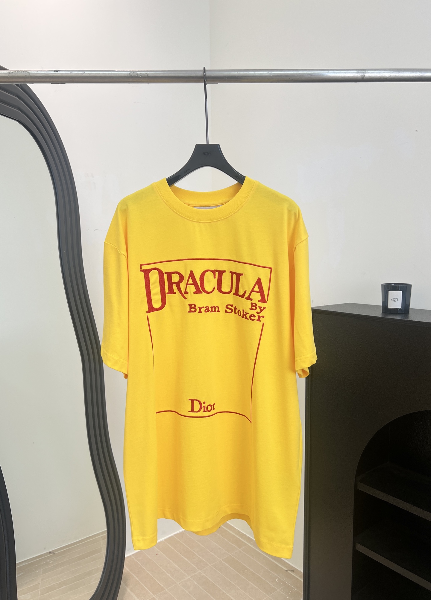 NO:708385,Dior spring and summer new style knitted round neck short-sleeved T-shirt, cotton jersey fabric, embroidered book cover on the front, Book Cover pattern embroidered rib knitted collar, slightly loose fit, same style for men and women, size S M L XL,, dior, T-shirt, tees, t-shirt,19860909Dior 春夏新款 针织圆领短袖T恤、棉质平纹针织面料、正面以刺绣展现图书封面、Book Cover 图案刺绣罗纹针织衣领、微宽松版型 男女同款 码数S M L XL,,dior,T-shirt,tees，t-shirt,,Women's clothing